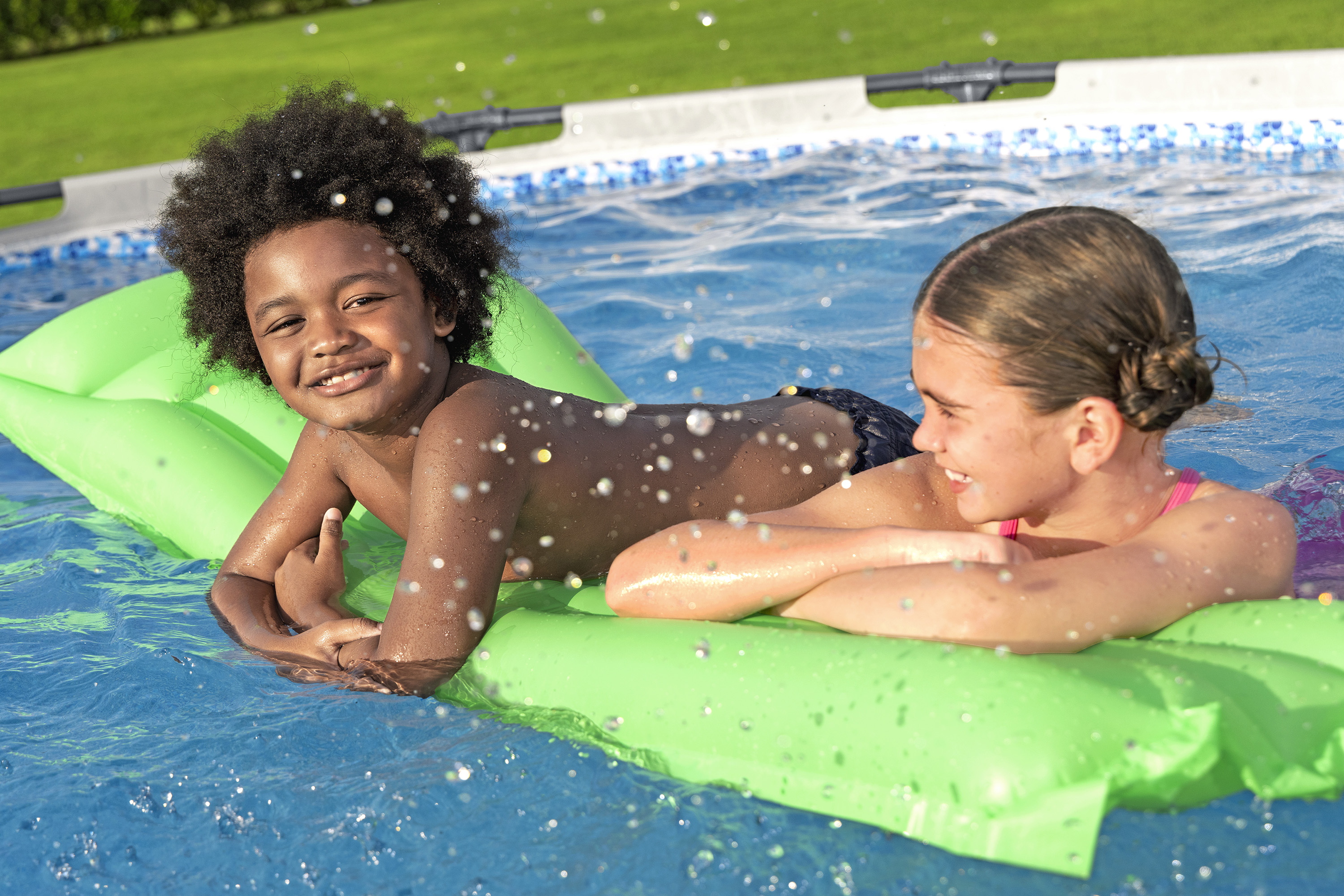 Steel Pro MAX™ Frame Pool Komplett Set mit Filterpumpe Ø 427 x 107 cm, lichtgrau, rund