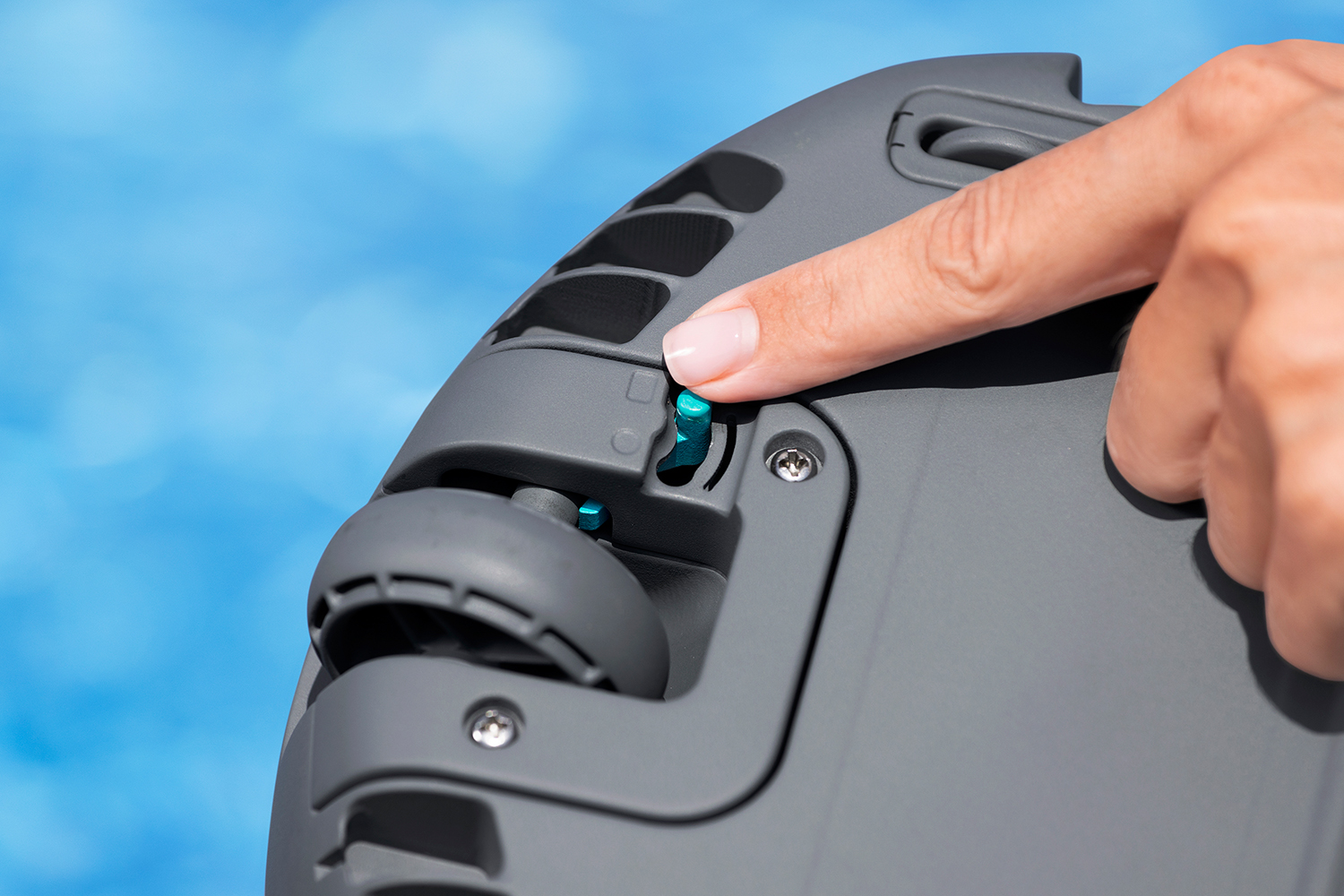 Autonomer, akkubetriebener Poolroboter AquaTronix™ G100 Autonomer, akkubetriebener Poolroboter AquaTronix™ G100