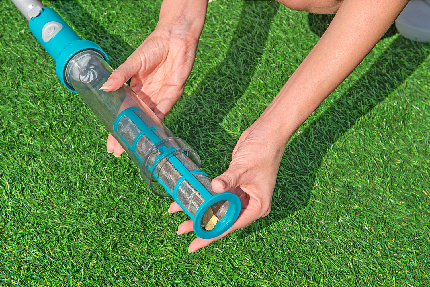 Poolpflege-Set AquaSurge™ mit akkubetriebenem Poolsauger, Kescher und Poolbürste für Poolgrößen bis 610 cm Poolpflege-Set AquaSurge™ mit akkubetriebenem Poolsauger, Kescher und Poolbürste für Poolgrößen bis 610 cm