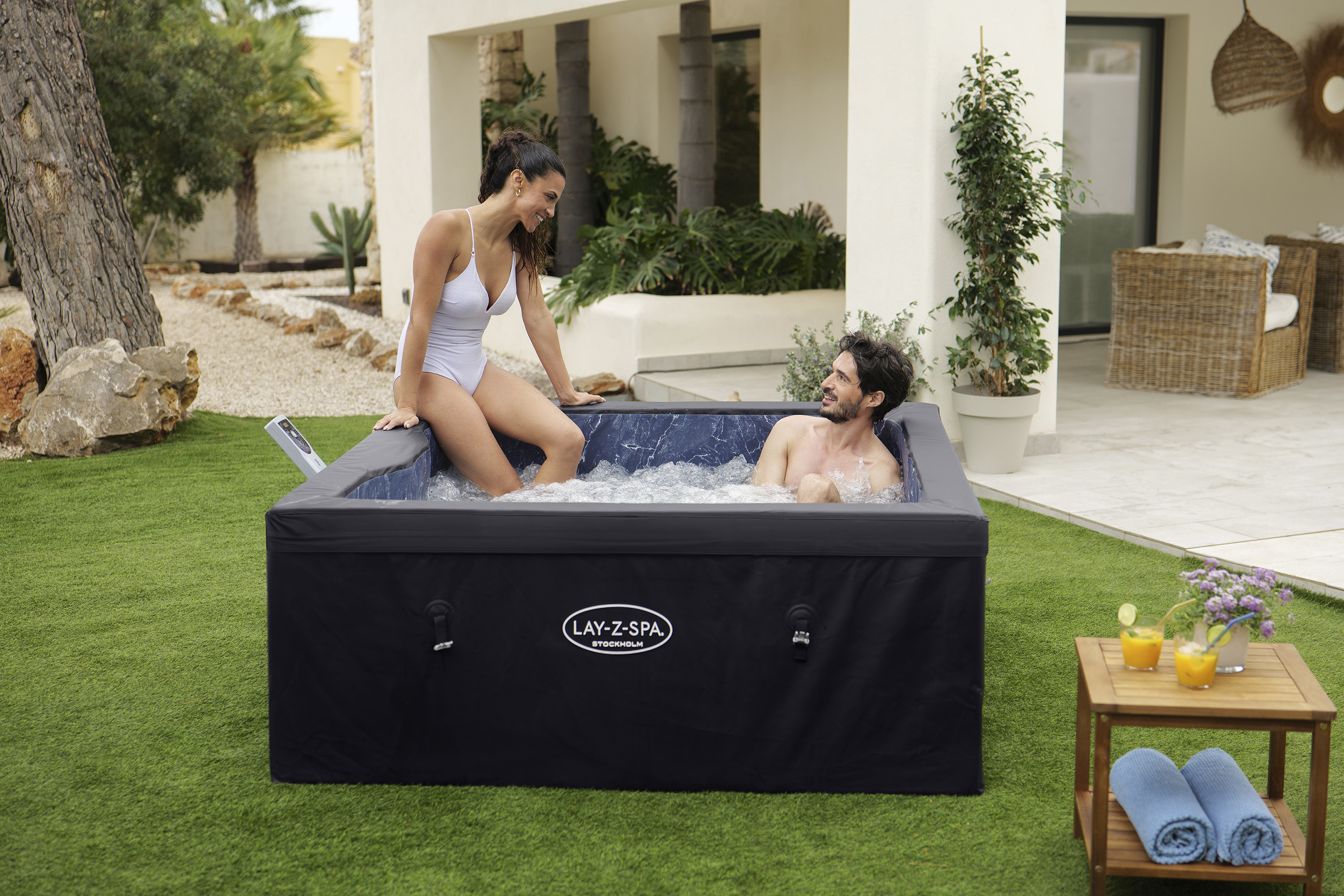 LAY-Z-SPA® ThermaCore™ Energiespar Whirlpool Stockholm AirJet™ mit App Steuerung, für 6 Personen, 164 x 164 x 65 cm, eckig