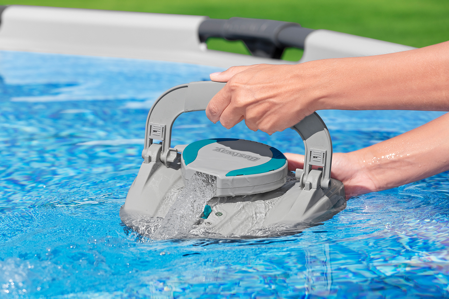 Autonomer, akkubetriebener Poolroboter AquaTronix™ G100 Autonomer, akkubetriebener Poolroboter AquaTronix™ G100