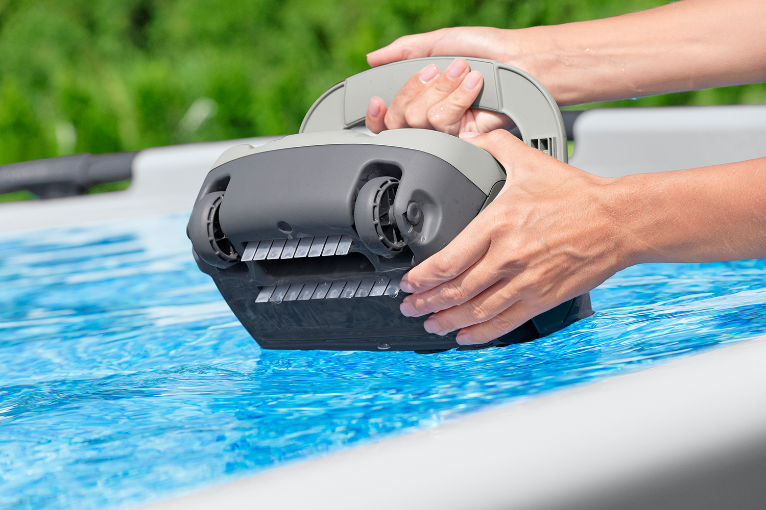 Autonomer, akkubetriebener Poolroboter AquaTronix™ G100 Autonomer, akkubetriebener Poolroboter AquaTronix™ G100