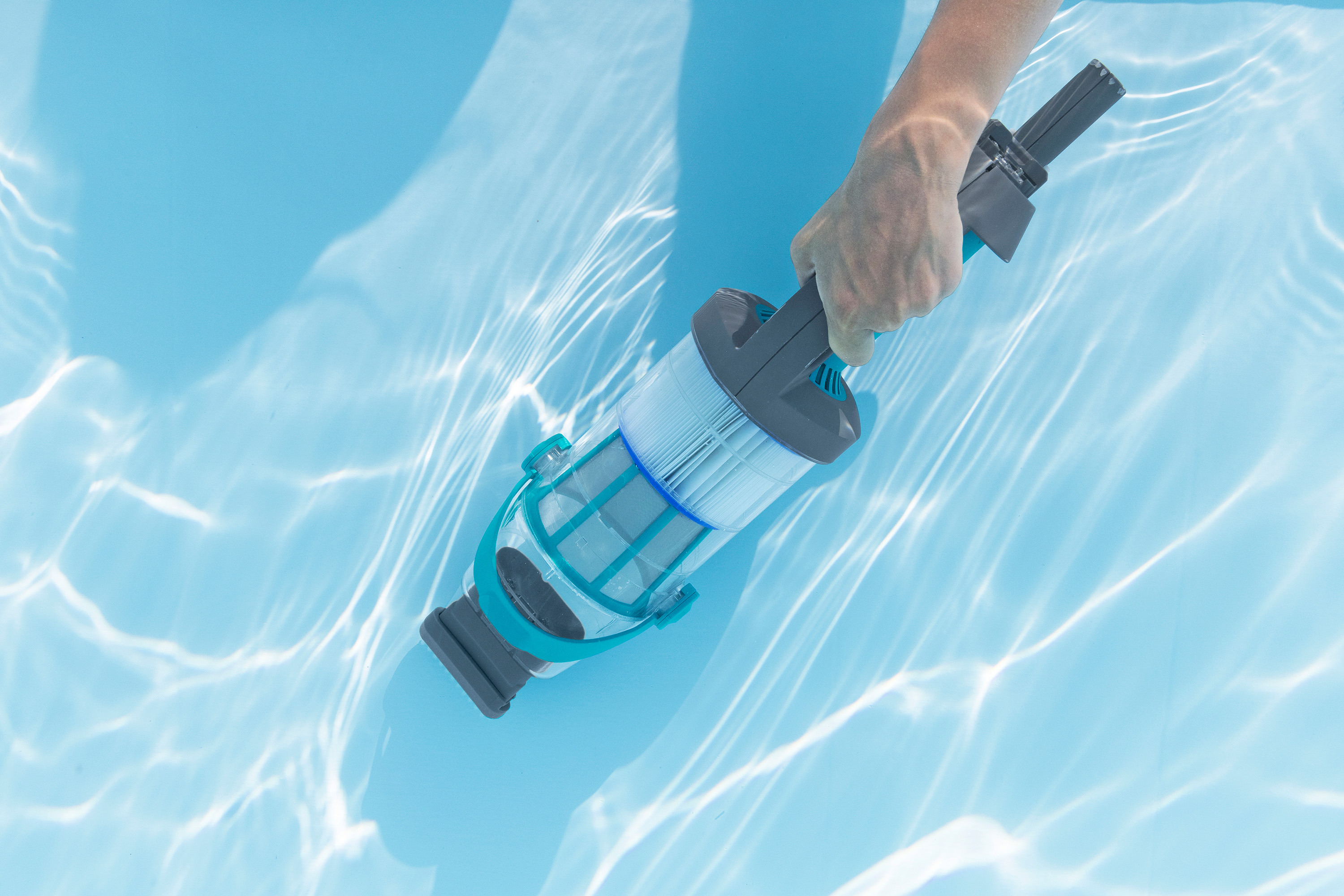 Akkubetriebener Handpoolsauger AquaGrip™ mit Filterkartusche 250 cm
