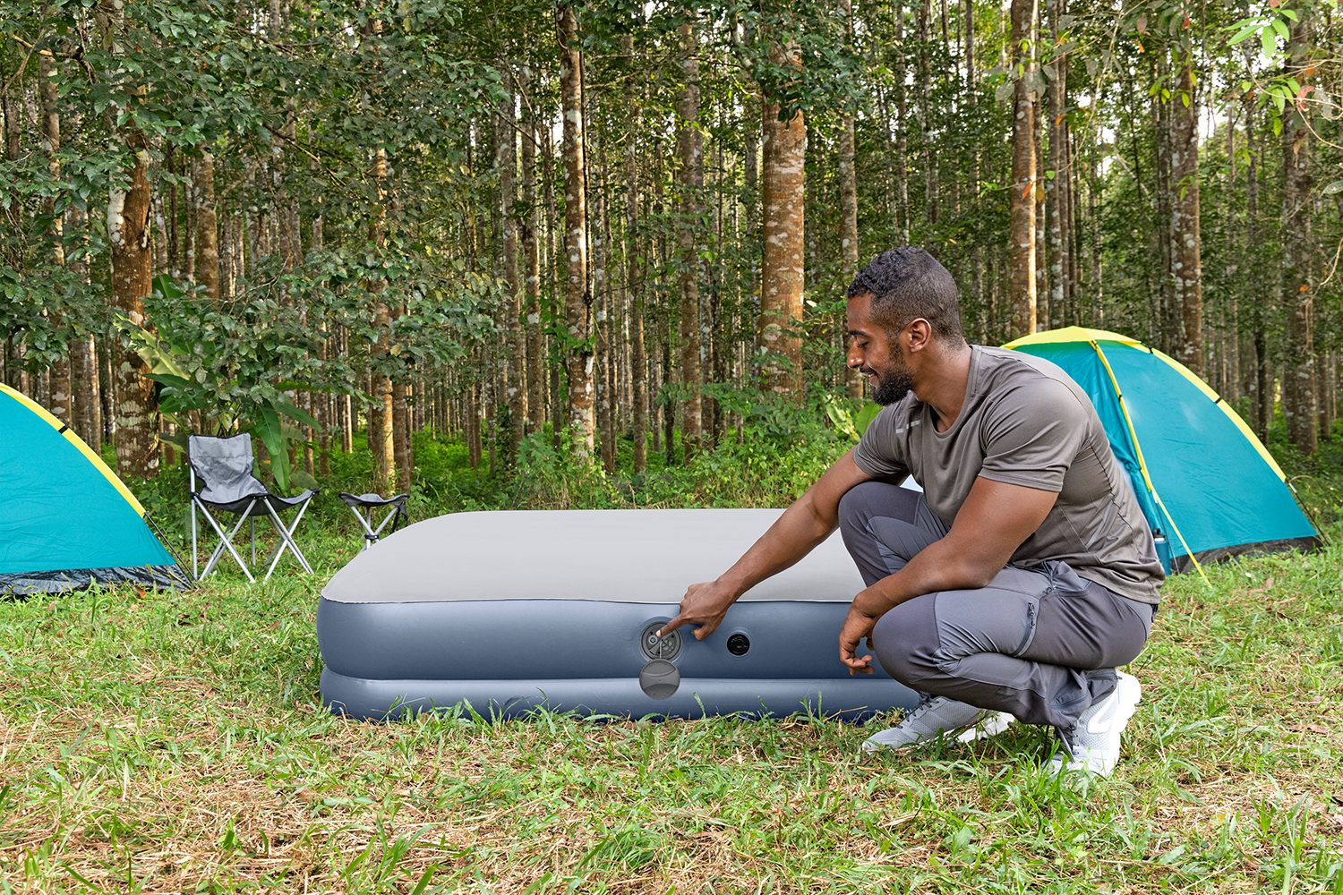 TriTech™ Doppelluftbett mit mobiler, akkubetriebener Elektropumpe 203 x 152 x 36 cm TriTech™ Doppelluftbett mit mobiler, akkubetriebener Elektropumpe 203 x 152 x 36 cm