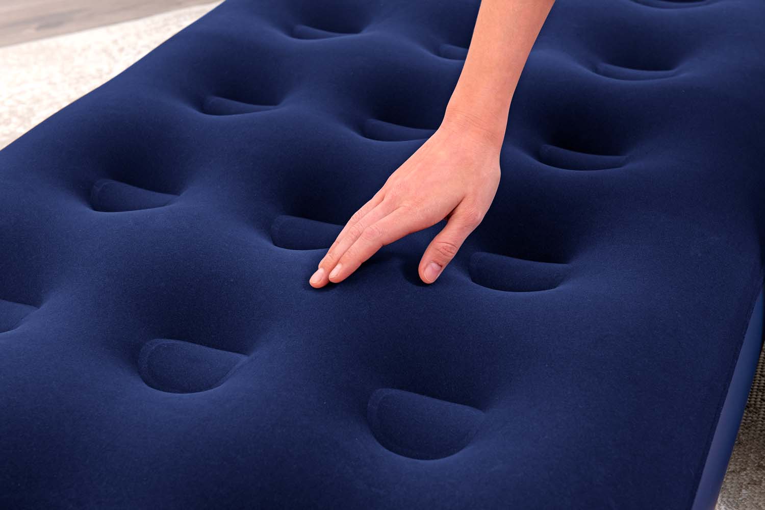 Single-Luftbett mit integrierter Fußpumpe 185 x 76 x 28 cm