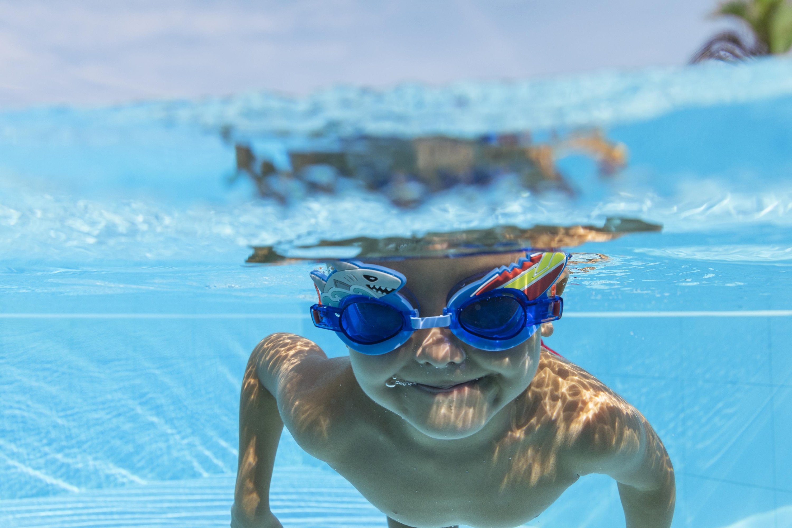 Aqua Pals™ Schwimmbrille ab 3 Jahren, Hai