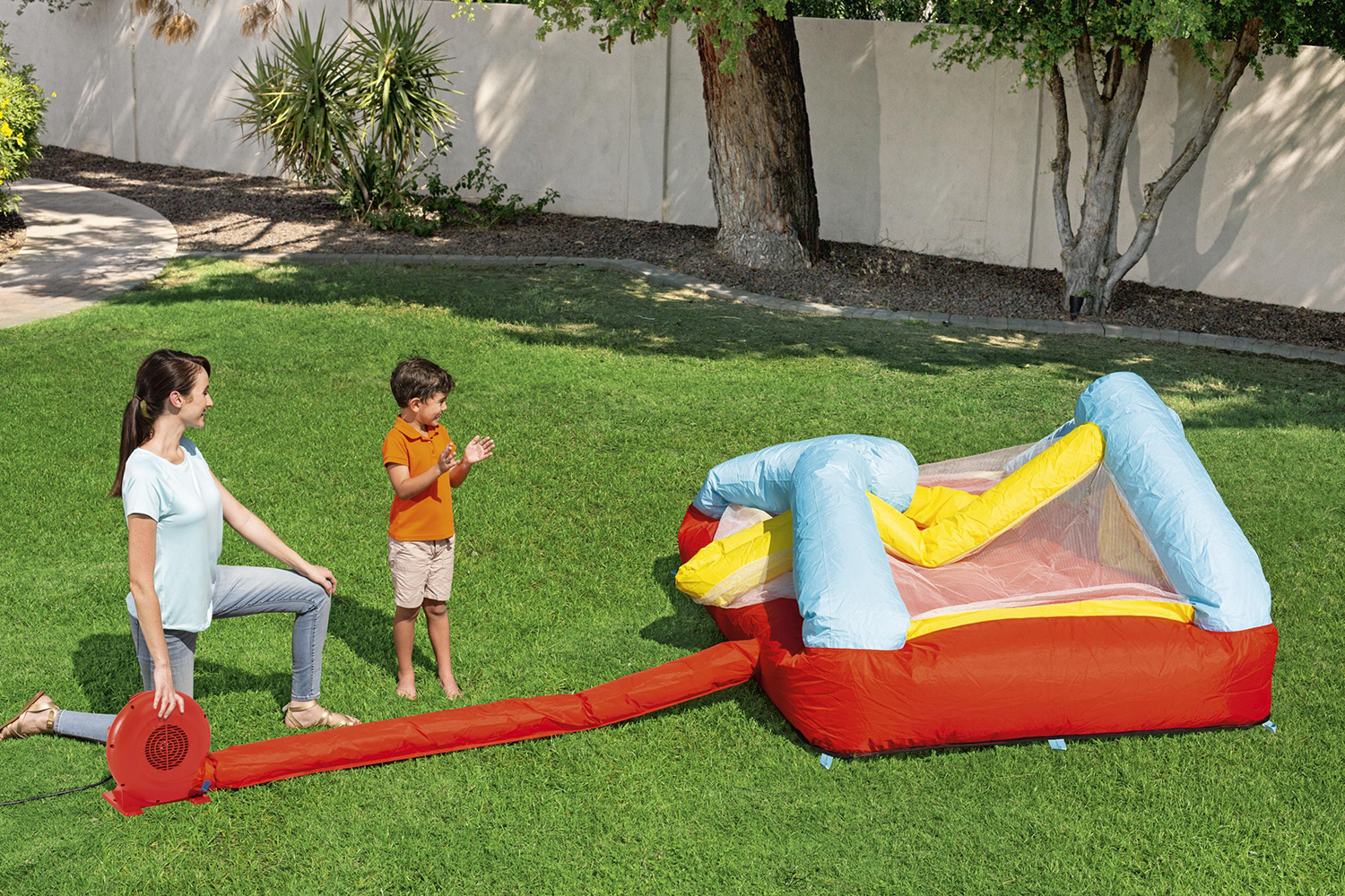 Fisher-Price® 6'7" x 5'7" x 5'/2.00m x 1.70m x 1.52m Bouncetacular Bouncer