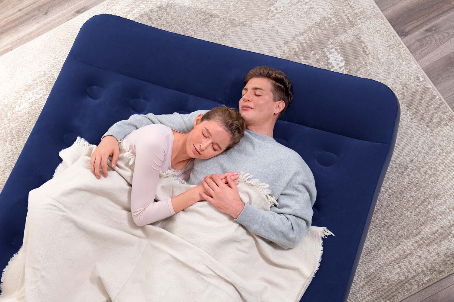 Doppelluftbett mit integrierter Fußpumpe 203 x 152 x 28 cm