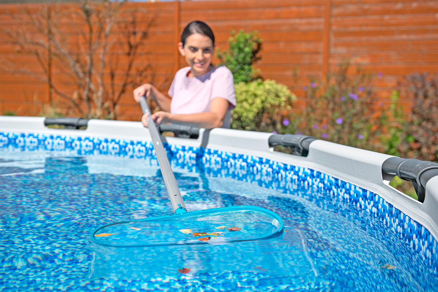 Poolpflege-Set AquaSurge™ mit akkubetriebenem Poolsauger, Kescher und Poolbürste für Poolgrößen bis 610 cm