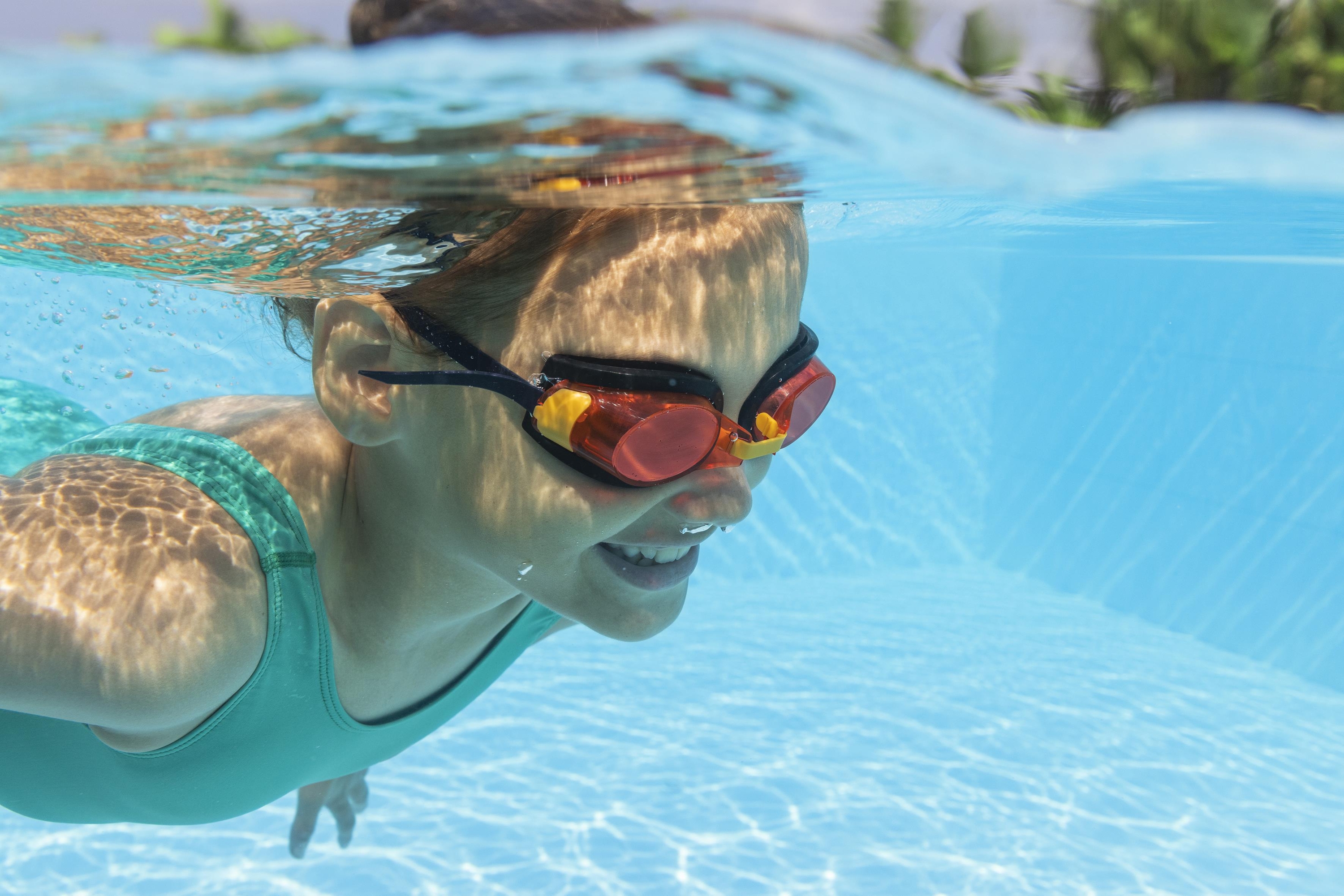 Aqua Burst Essential™ II Schwimmbrille ab 7 Jahren, sortiert Rot