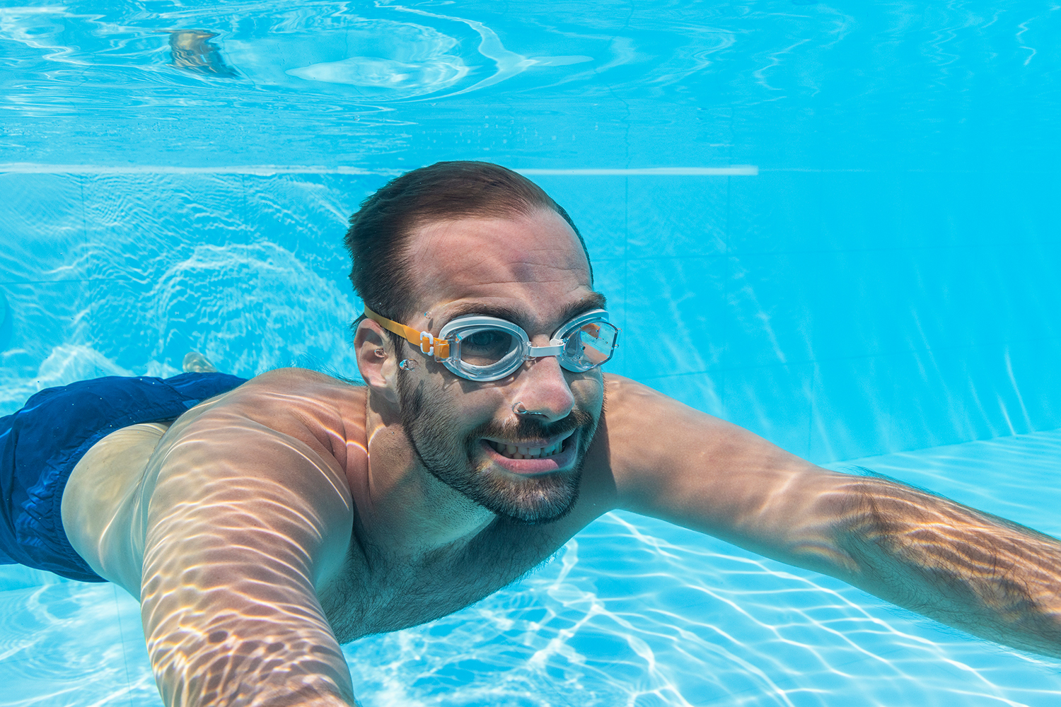 Aqua Burst Essential™ Schwimmbrille ab 14 Jahren, sortiert