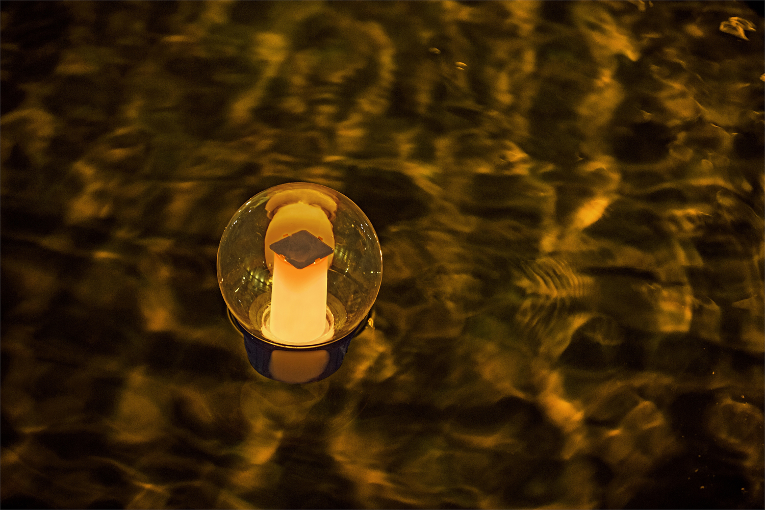 Flowclear™ LED-Dosierschwimmer Solarsphere™