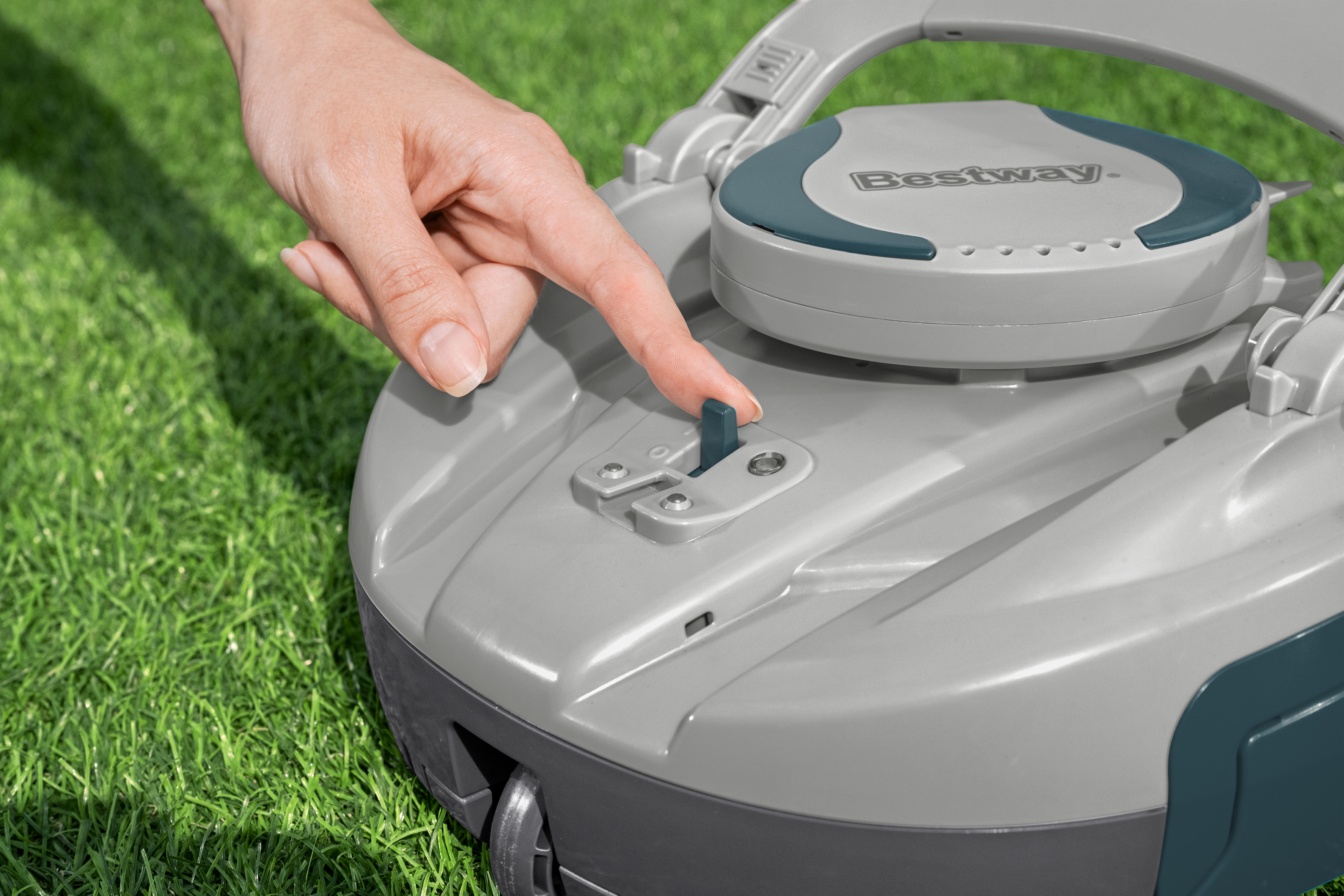 Autonomer, akkubetriebener Poolroboter AquaTronix™ G150 Autonomer, akkubetriebener Poolroboter AquaTronix™ G150