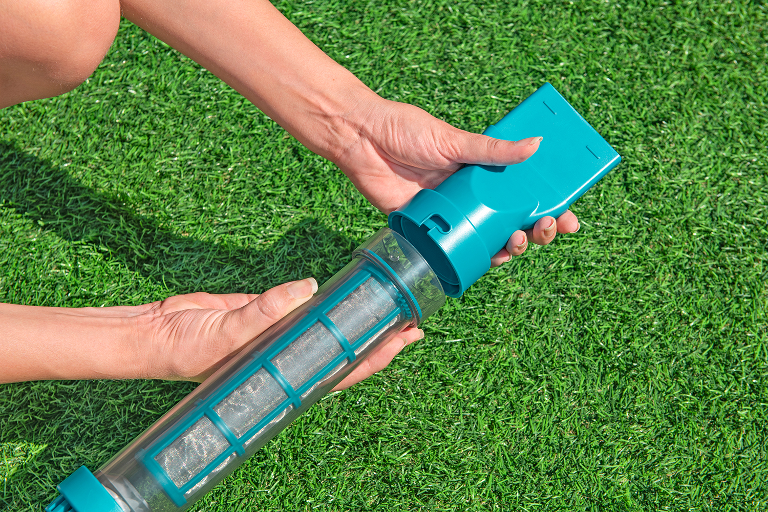 Poolpflege-Set AquaSurge™ mit akkubetriebenem Poolsauger, Kescher und Poolbürste für Poolgrößen bis 610 cm Poolpflege-Set AquaSurge™ mit akkubetriebenem Poolsauger, Kescher und Poolbürste für Poolgrößen bis 610 cm