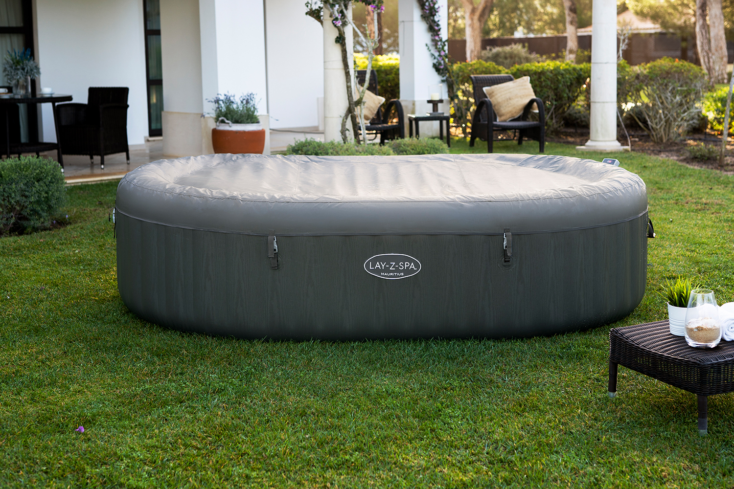 LAY-Z-SPA® XXL WLAN-Whirlpool Mauritius AirJet™ 270 x 180 x 71 cm, oval