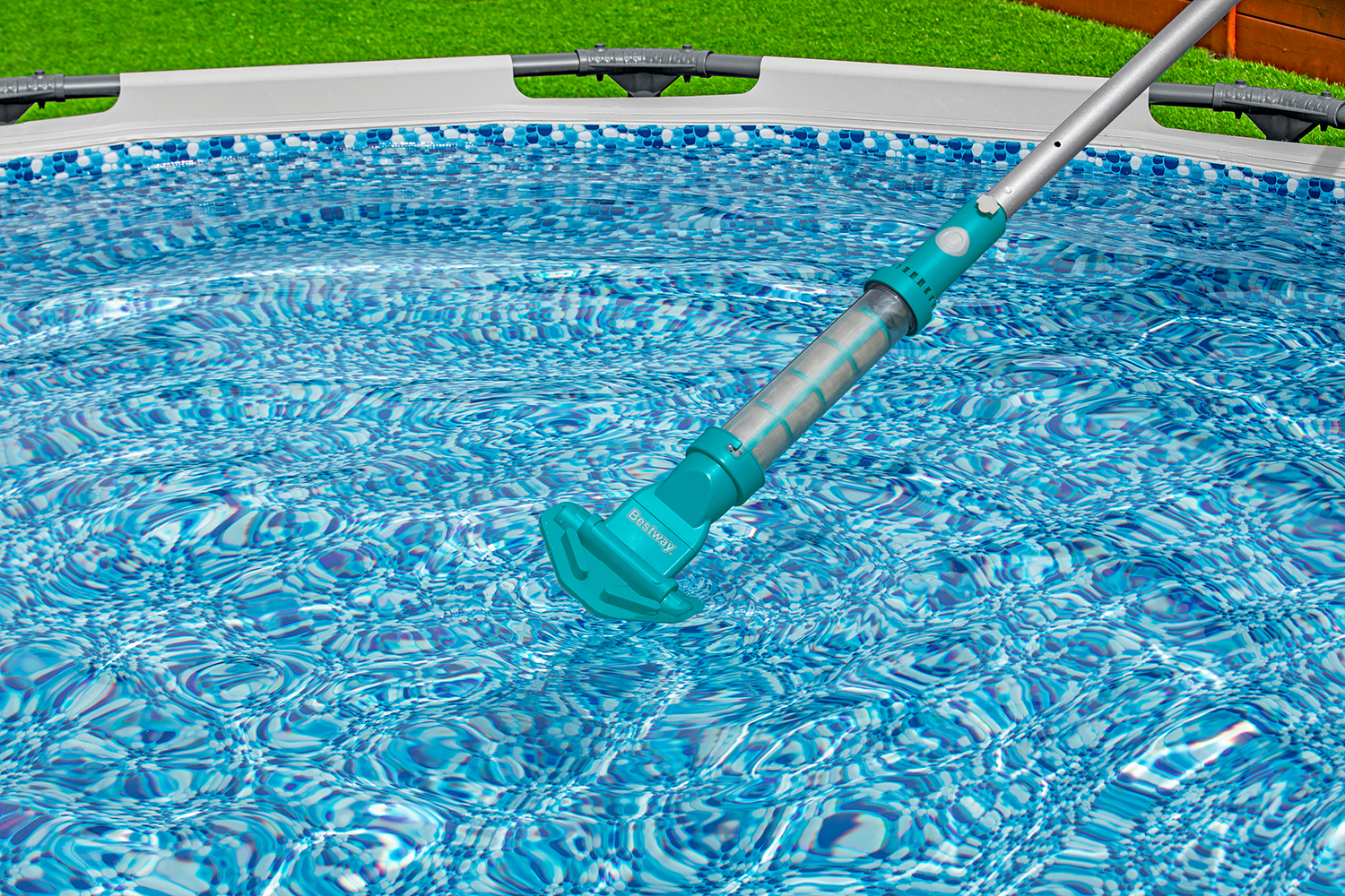 akkubetriebener Poolsauger AquaSurge™ 251 cm