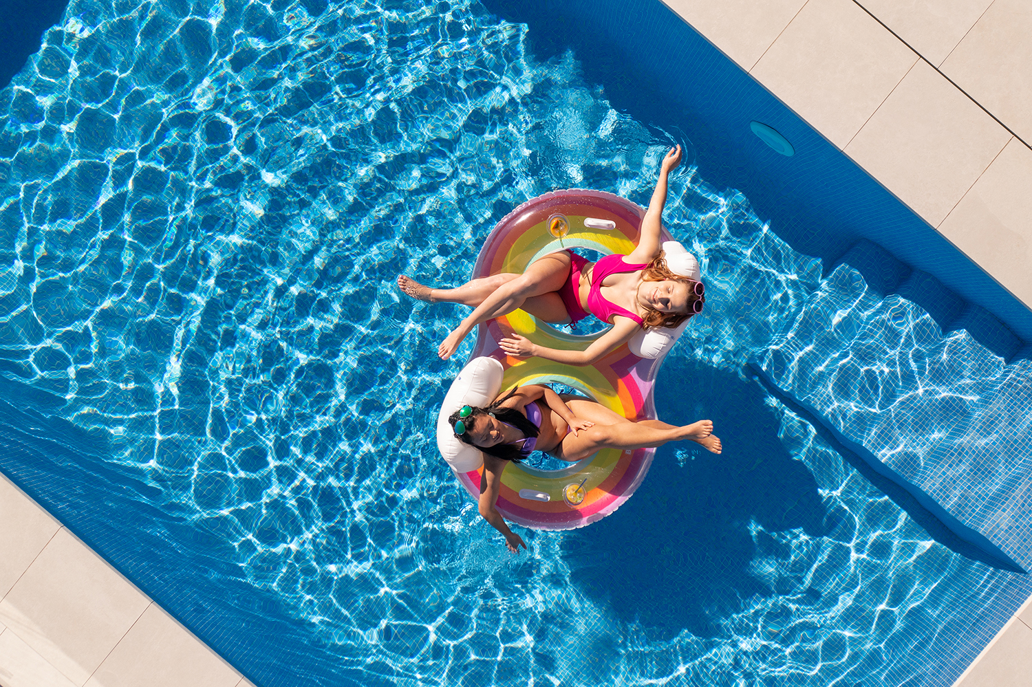 Rainbow Dreams™ 2-Personen-Schwimmring mit Kopfstütze 186 x 116 cm