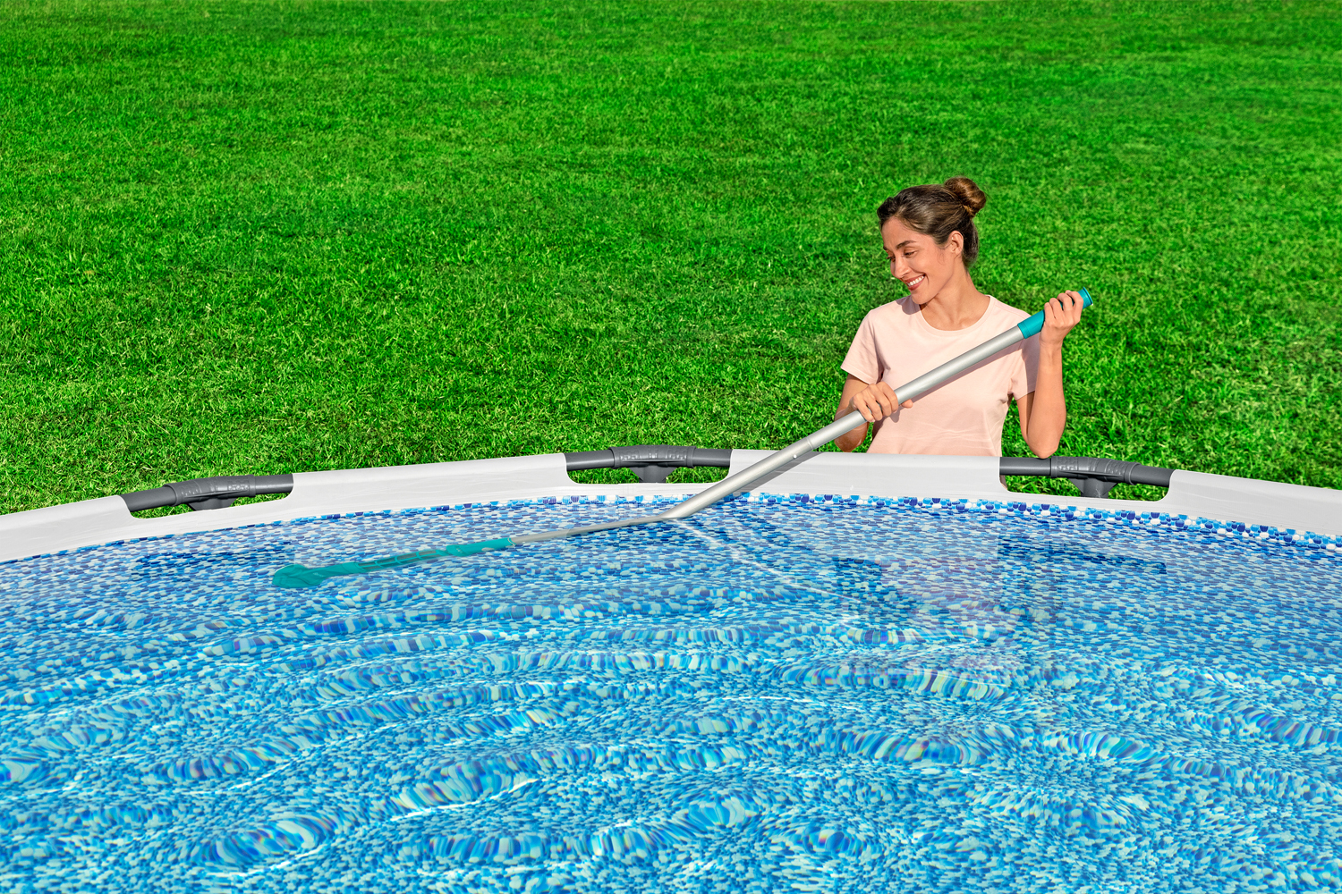 akkubetriebener Poolsauger AquaSurge™ 251 cm