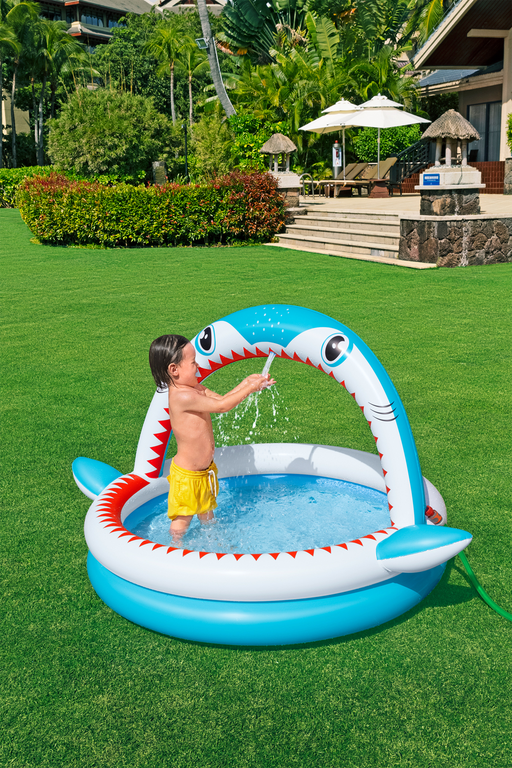 Planschbecken Sharktastic™ mit Wassersprinkler 163 x 127 x 92 cm