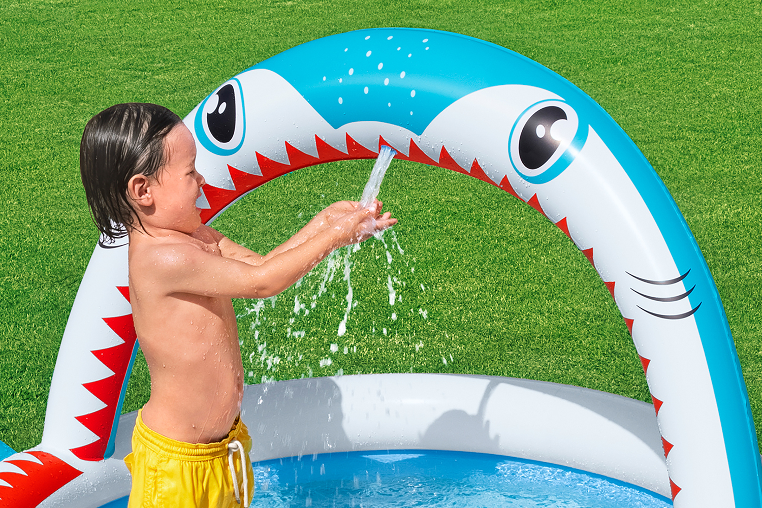 Planschbecken Sharktastic™ mit Wassersprinkler 163 x 127 x 92 cm Planschbecken Sharktastic™ mit Wassersprinkler 163 x 127 x 92 cm