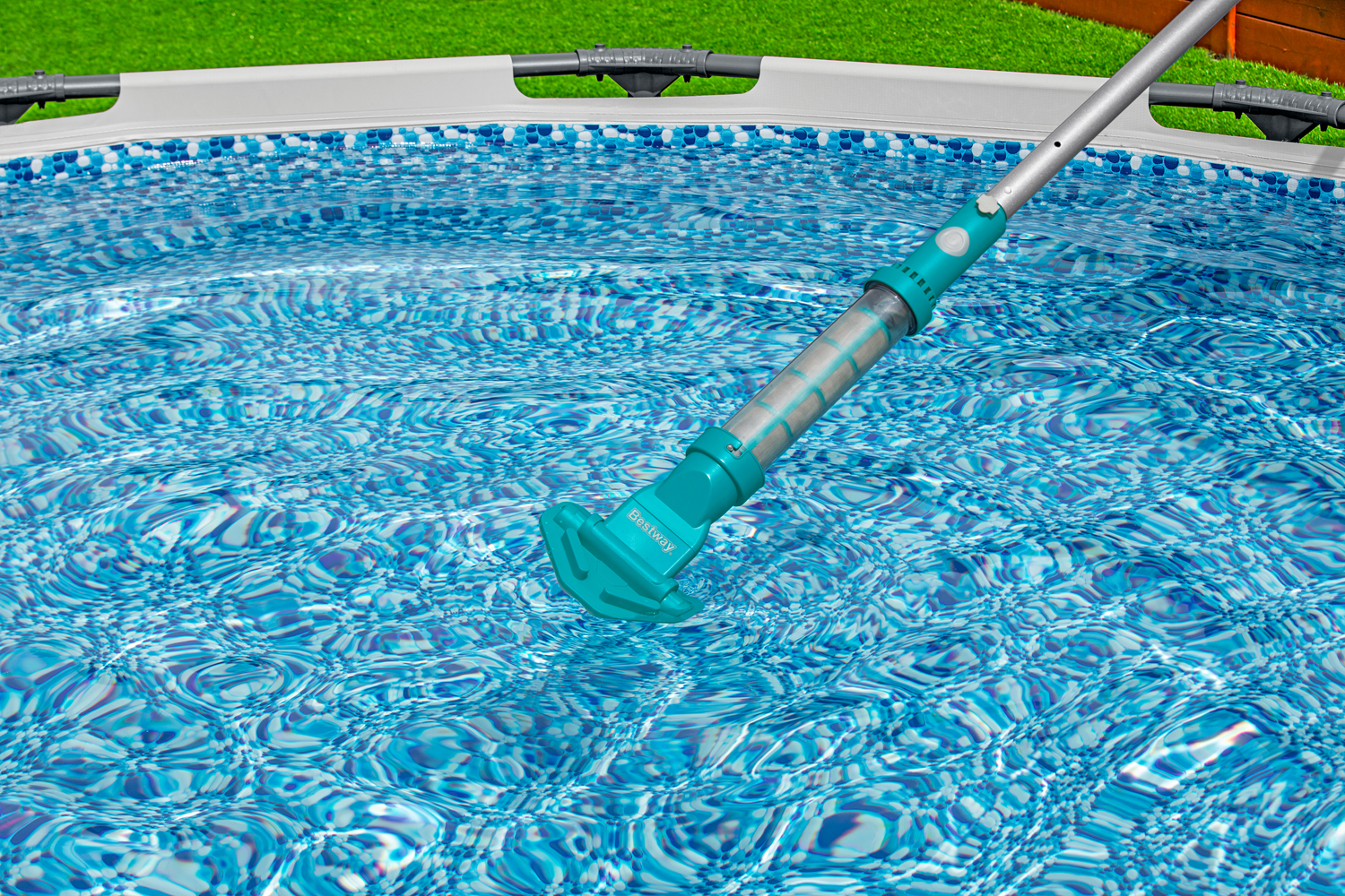 akkubetriebener Poolsauger AquaSurge™ 251 cm