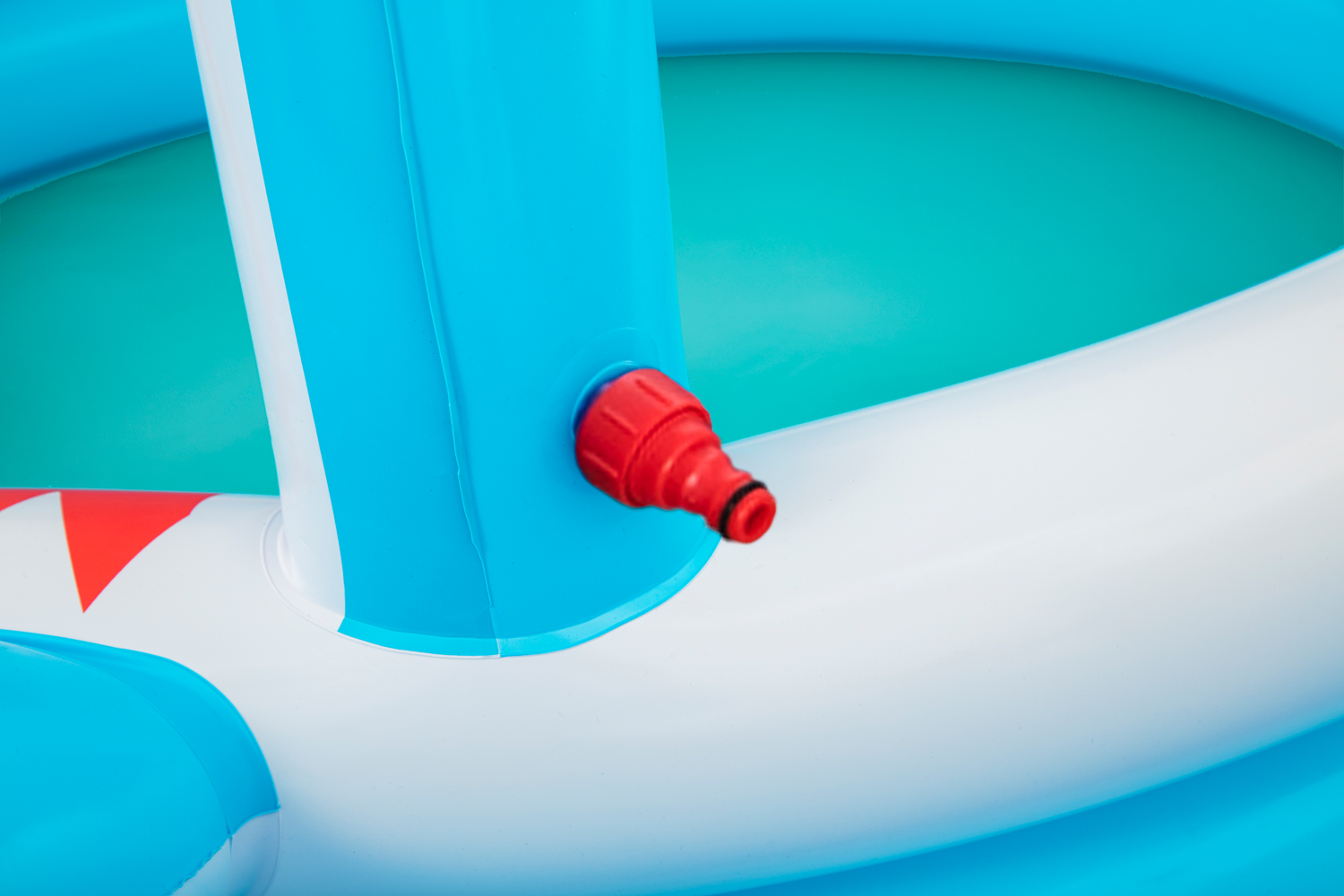 Planschbecken Sharktastic™ mit Wassersprinkler 163 x 127 x 92 cm
