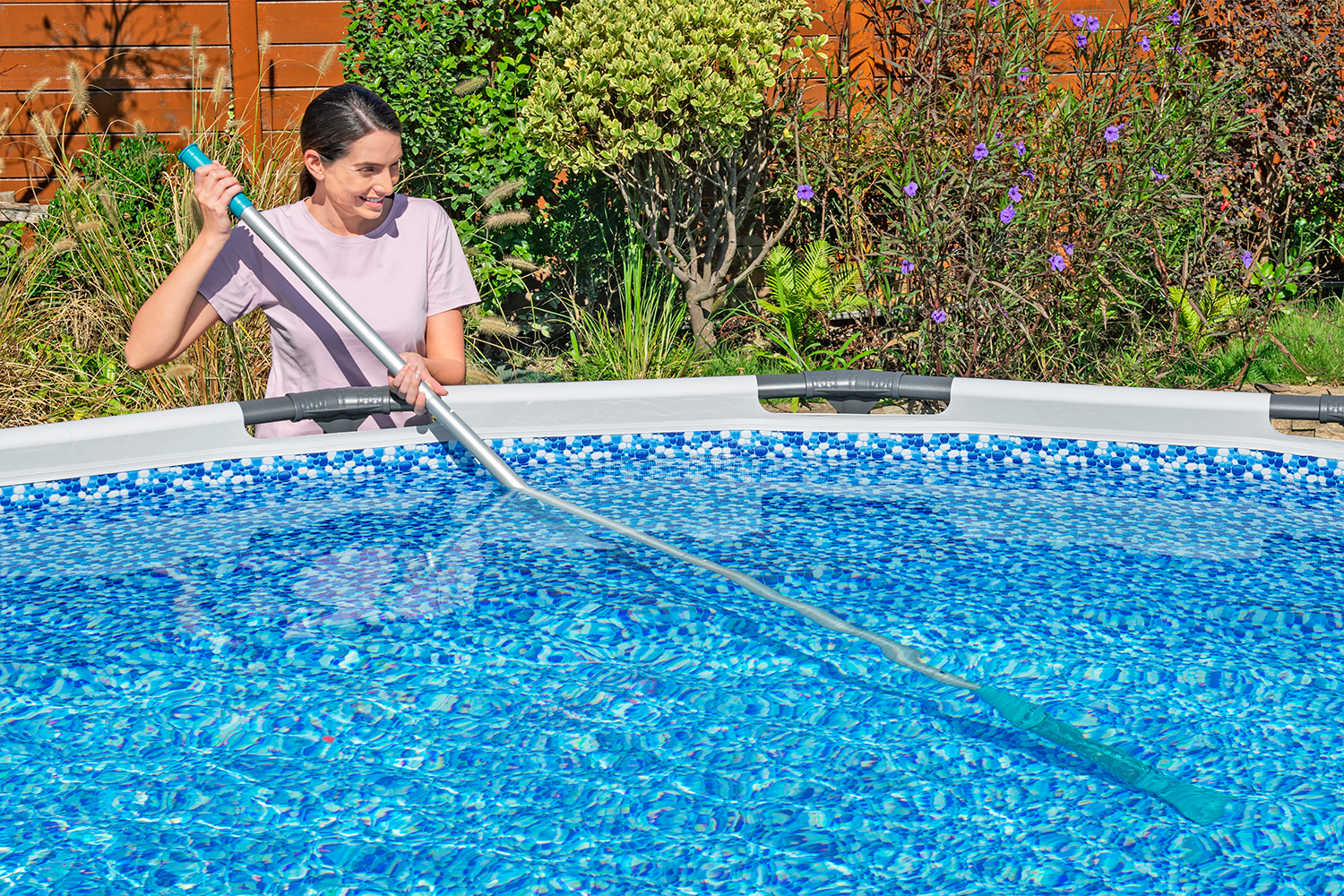 Poolpflege-Set AquaSurge™ mit akkubetriebenem Poolsauger, Kescher und Poolbürste für Poolgrößen bis 610 cm