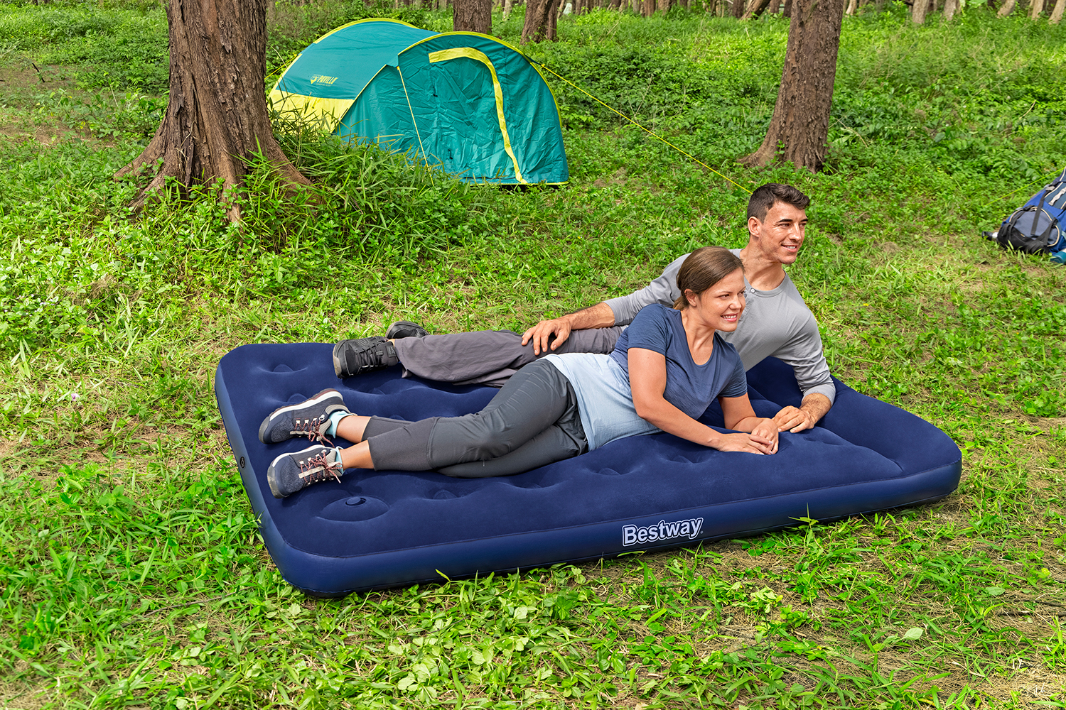 Doppelluftbett mit integrierter Fußpumpe 191 x 137 x 28 cm