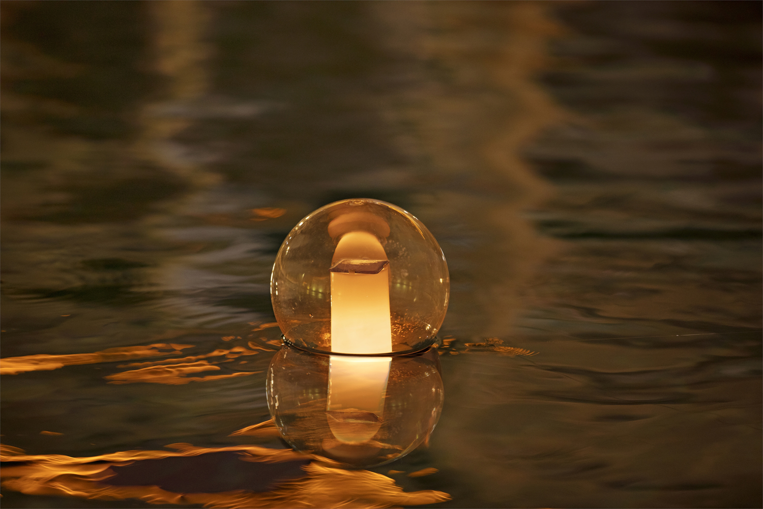 Flowclear™ LED-Dosierschwimmer Solarsphere™