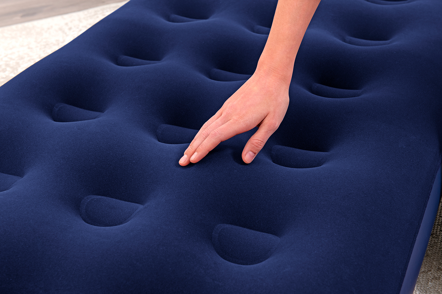 Single Luftbett mit integrierter Fußpumpe 185 x 76 x 28 cm