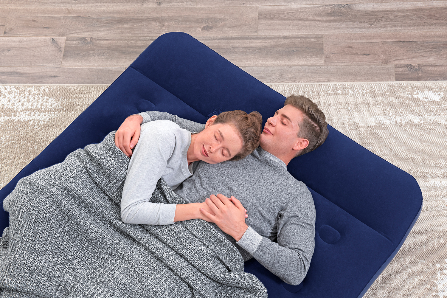 Doppelluftbett mit integrierter Fußpumpe 191 x 137 x 28 cm