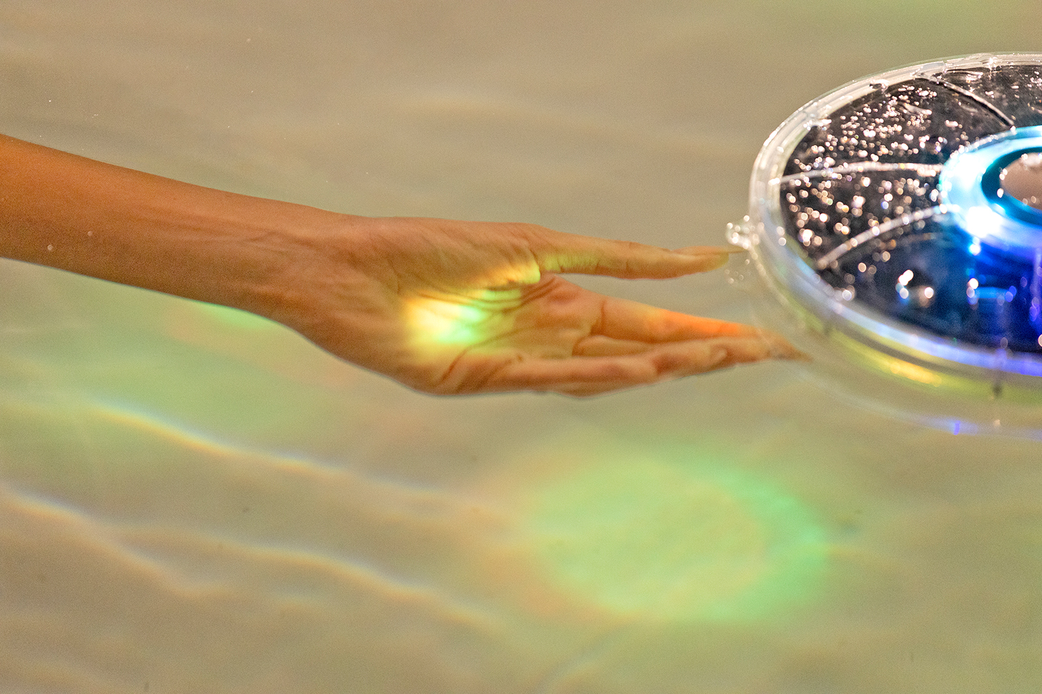 Poolfontäne FloatBright™ mit solarbetriebenen LED-Licht 19,5 x 18,2 x 6,8 cm Poolfontäne FloatBright™ mit solarbetriebenen LED-Licht 19,5 x 18,2 x 6,8 cm