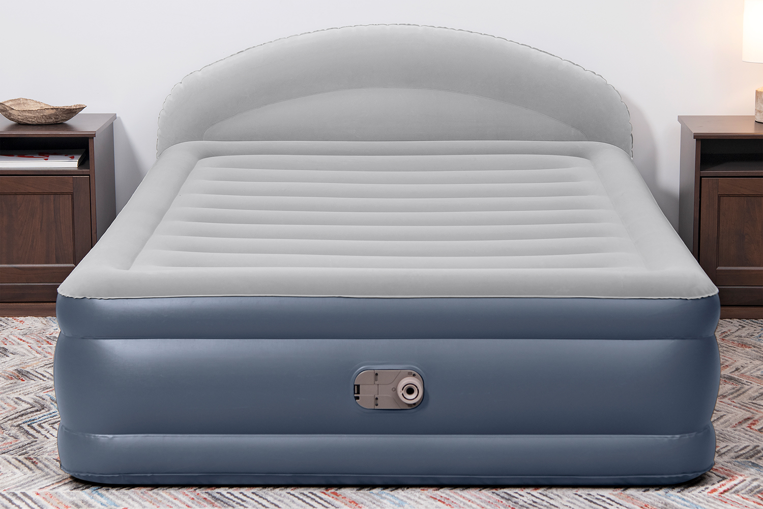 TriTech® Doppelluftbett mit integrierter Elektropumpe & Kopfteil LoungeLux™ 229 x 152 x 84 cm TriTech® Doppelluftbett mit integrierter Elektropumpe & Kopfteil LoungeLux™ 229 x 152 x 84 cm