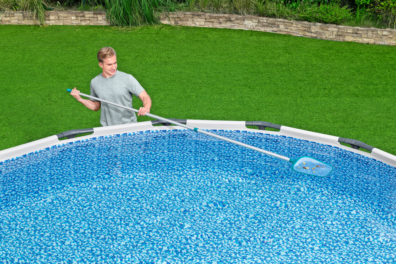 Poolpflege Basis-Set AquaClean™ mit pumpenbetriebenem Poolsauger & Kescher  für Poolgrößen bis 610 cm