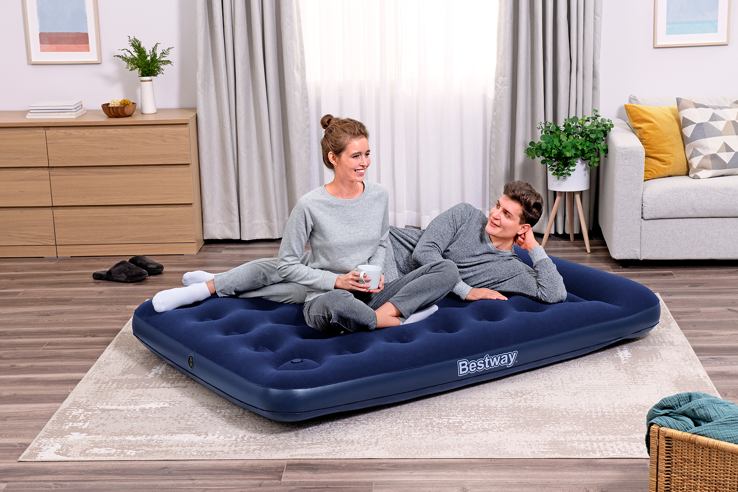 Doppelluftbett mit integrierter Fußpumpe 191 x 137 x 28 cm
