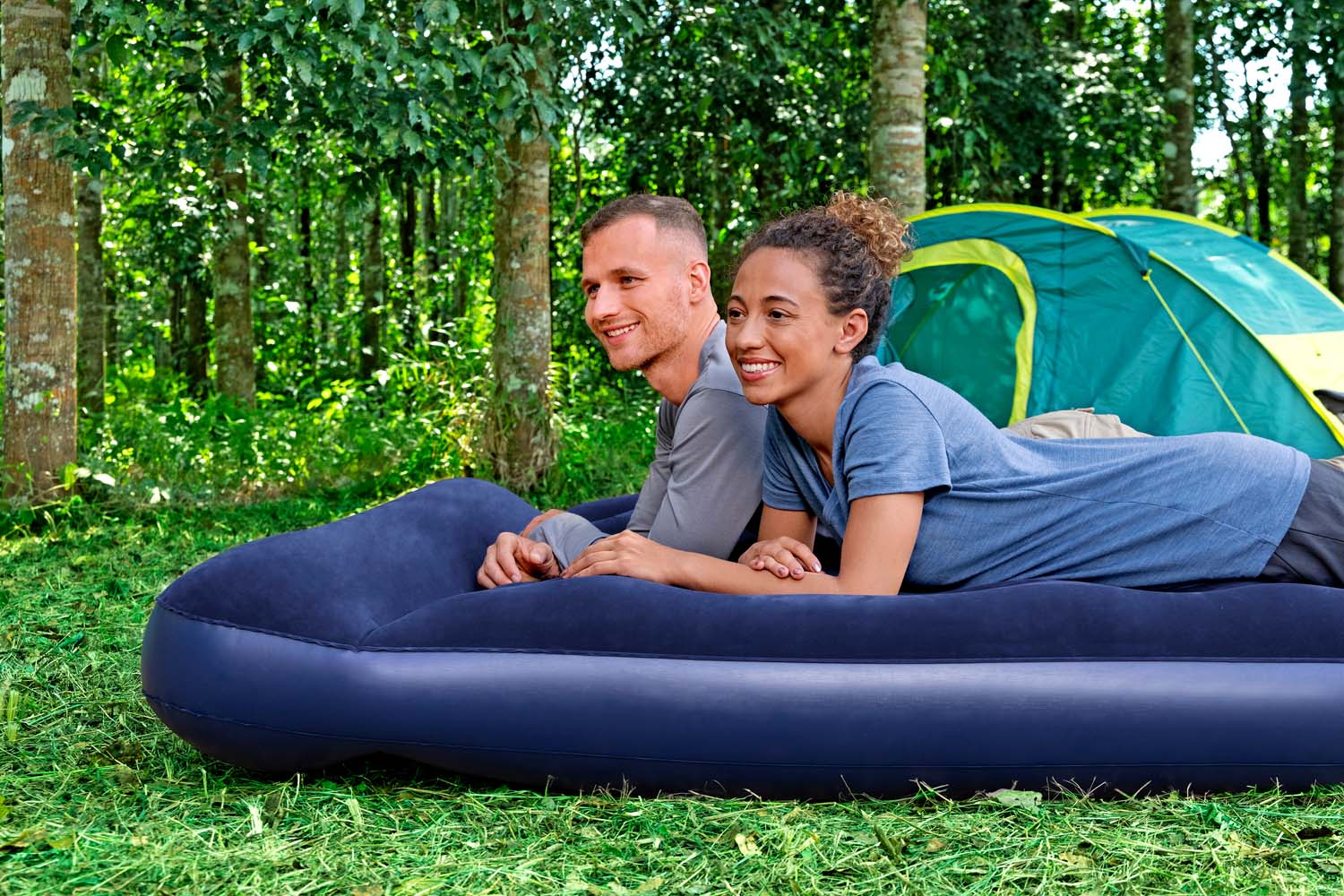 Doppelluftbett mit integrierter Fußpumpe 203 x 152 x 28 cm