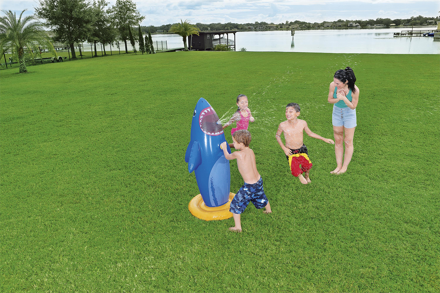 6942138956276.PT01 Aufblasbarer Wassersprinkler „Hai“ 74 x 74 x 132 cm