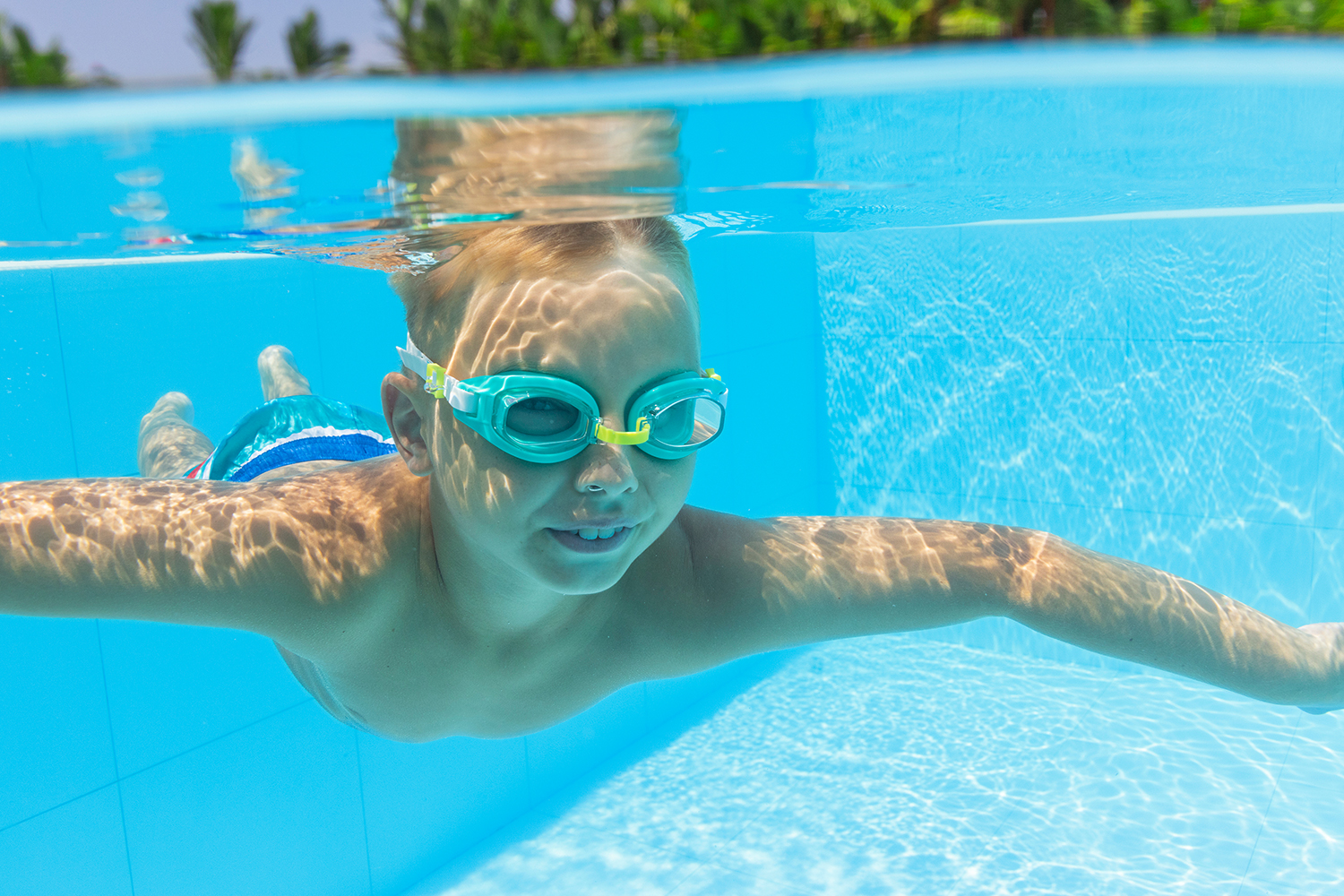 Aqua Burst Essential™ Schwimmbrille ab 7 Jahren, sortiert