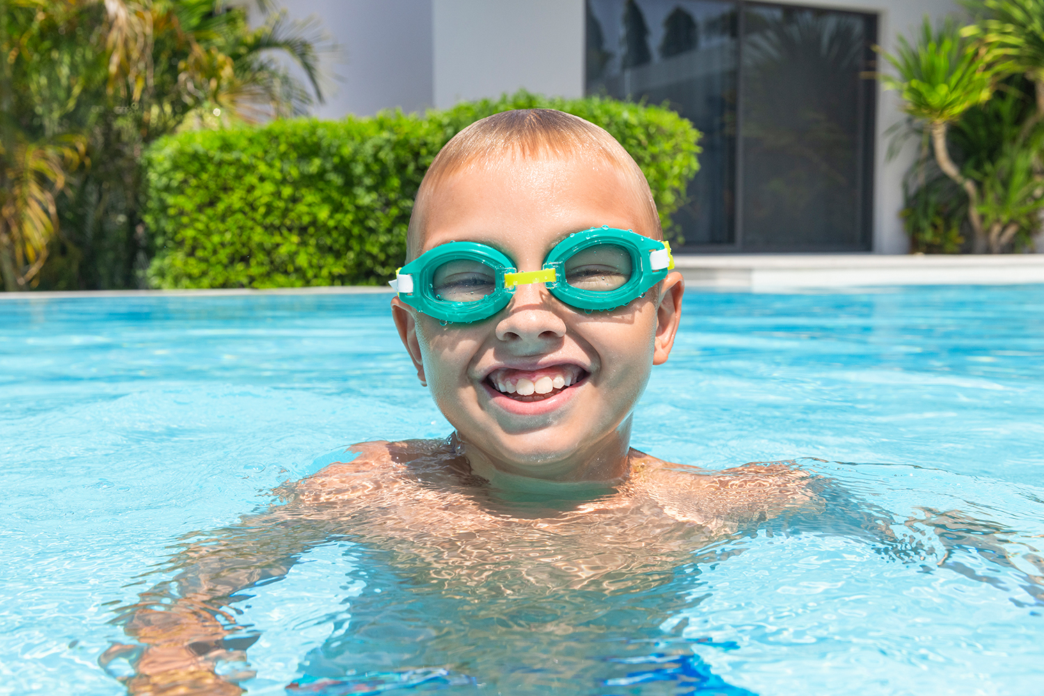 Aqua Burst Essential™ Schwimmbrille ab 7 Jahren, sortiert