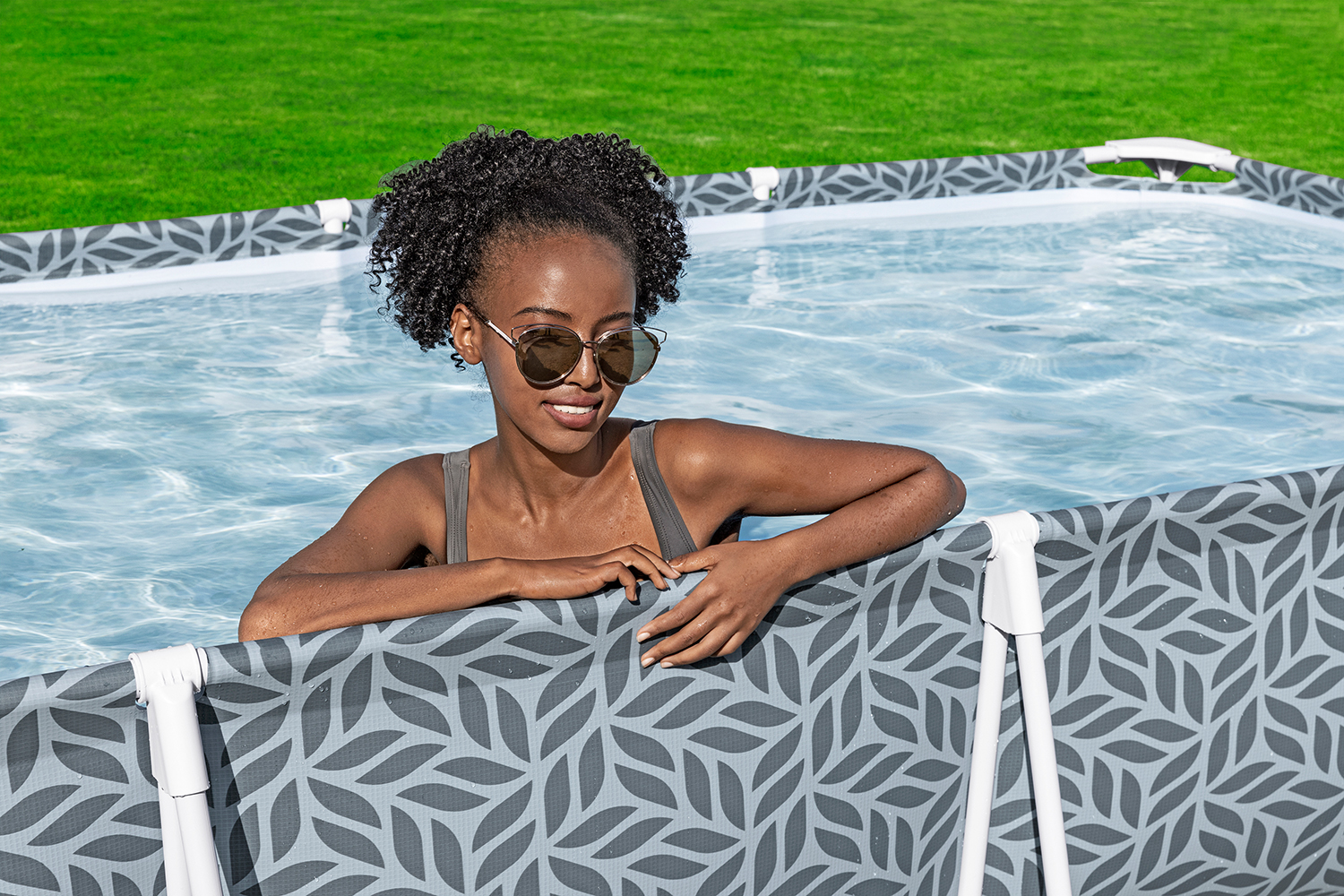 Steel Pro™ Frame Pool Set mit Filterpumpe 366 x 201 x 66 cm, Blattform-Design, eckig Steel Pro™ Frame Pool Set mit Filterpumpe 366 x 201 x 66 cm, Blattform-Design, eckig