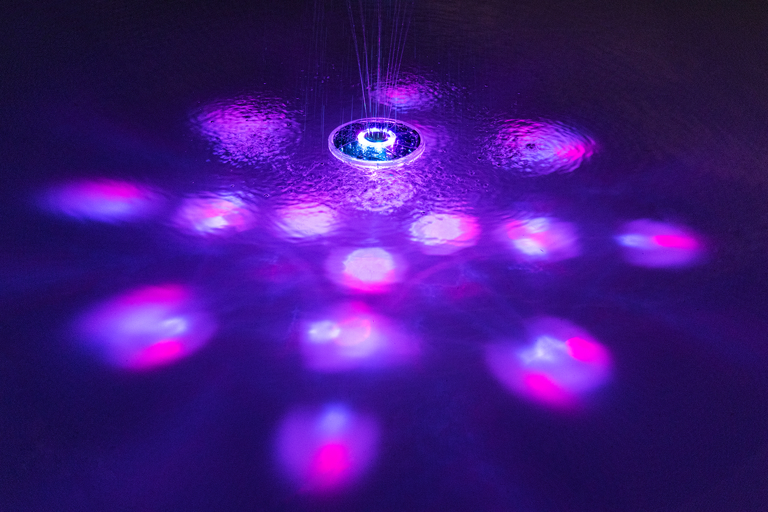 Poolfontäne FloatBright™ mit solarbetriebenen LED-Licht 19,5 x 18,2 x 6,8 cm Poolfontäne FloatBright™ mit solarbetriebenen LED-Licht 19,5 x 18,2 x 6,8 cm