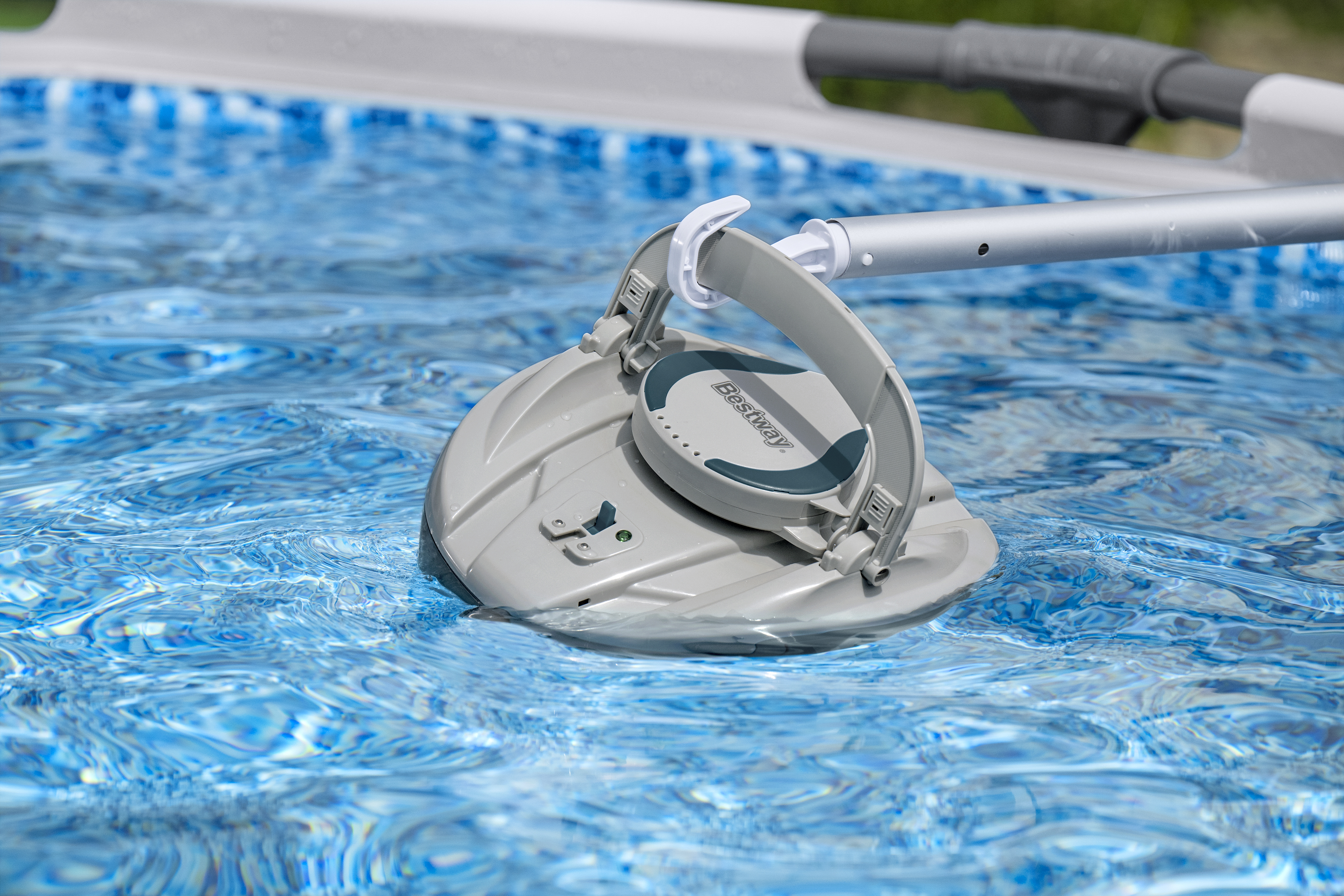 Autonomer, akkubetriebener Poolroboter AquaTronix™ G150