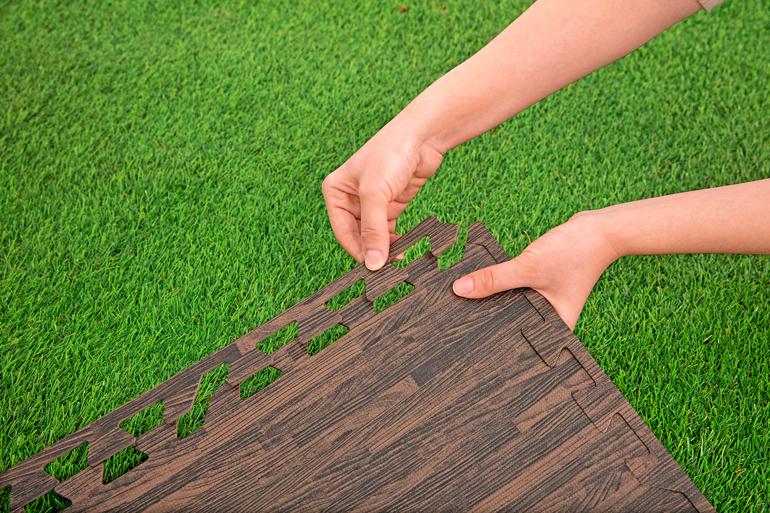 Pool Bodenschutzfliesen Set 12 Stück á 50 x 50 cm, Holz-Optik (Palisander) Pool Bodenschutzfliesen Set 12 Stück á 50 x 50 cm, Holz-Optik (Palisander)