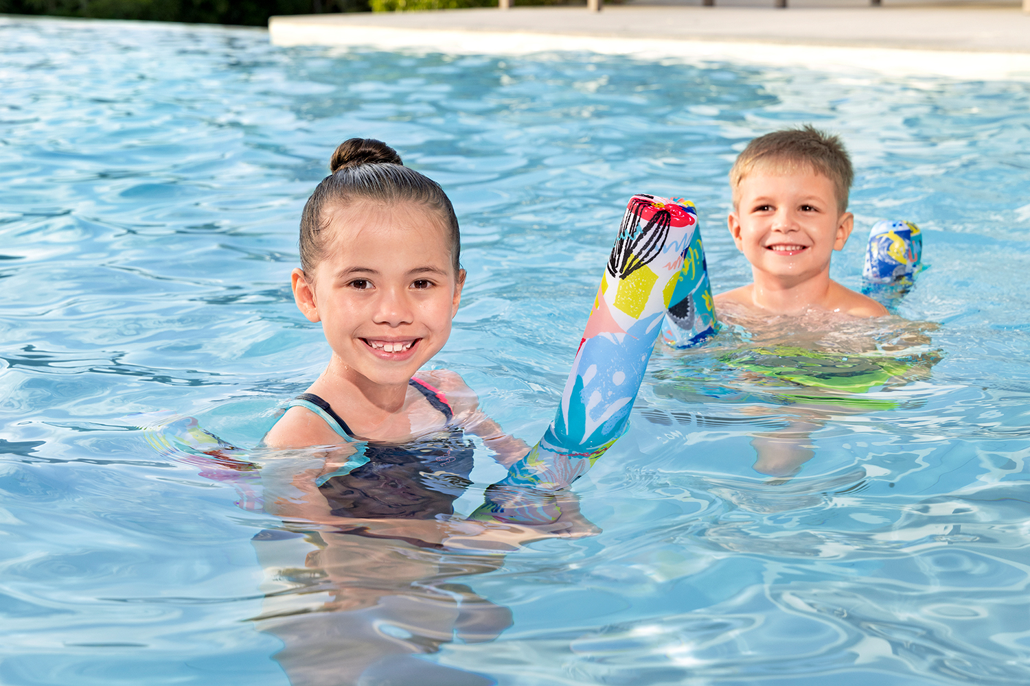 Poolnudeln  Summer Soirée 6,4 x 122 cm, sortiert Poolnudeln  Summer Soirée 6,4 x 122 cm, sortiert