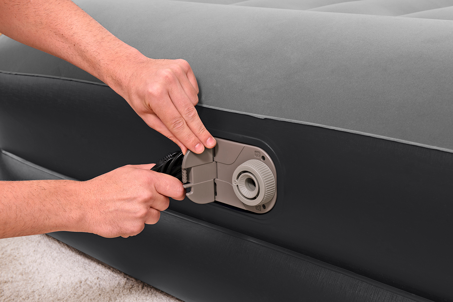 TriTech® Doppelluftbett mit integrierter Elektropumpe 203 x 152 x 46 cm TriTech® Doppelluftbett mit integrierter Elektropumpe 203 x 152 x 46 cm