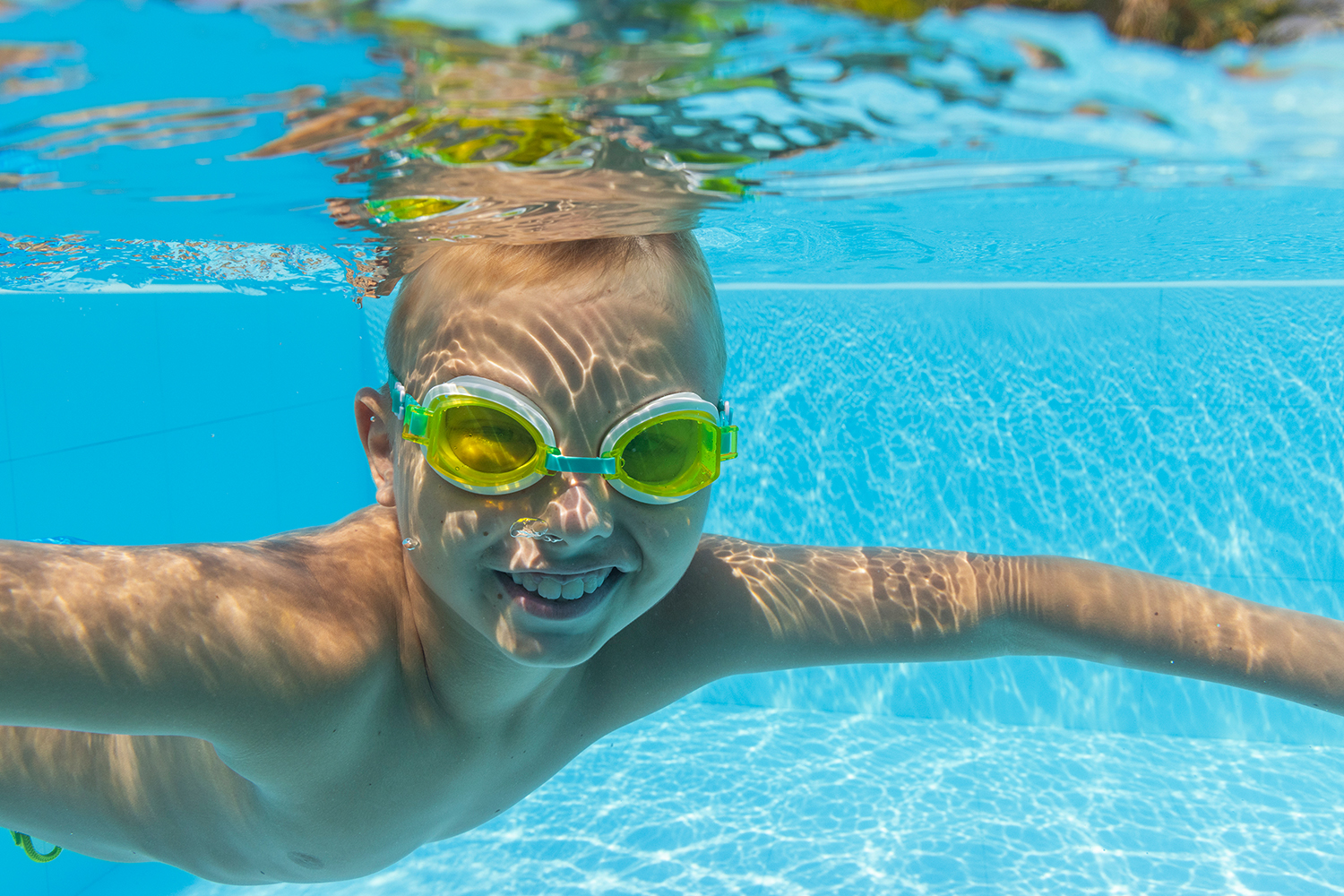 Aqua Burst Essential™ Schwimmbrille ab 7 Jahren, sortiert