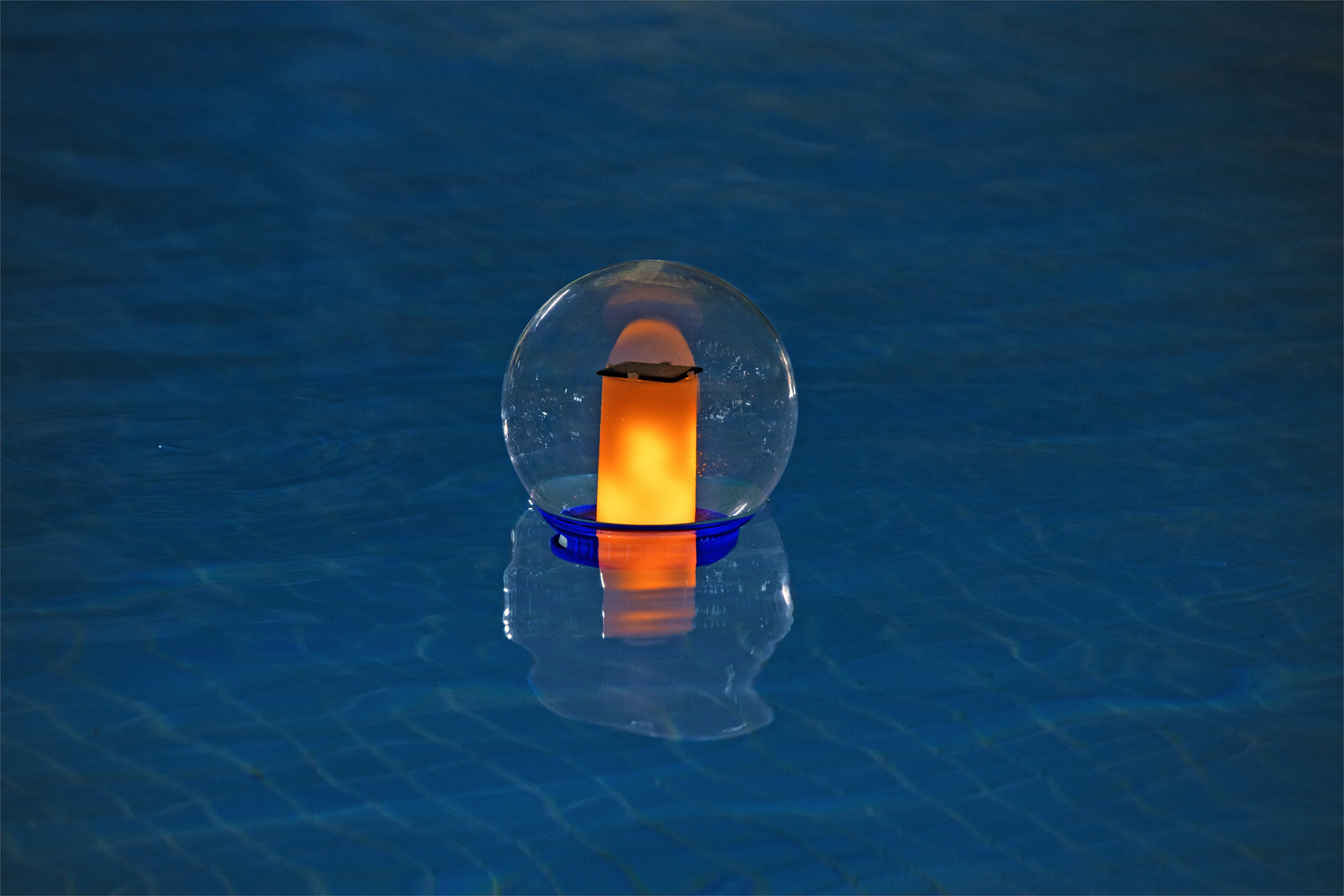 Flowclear™ LED-Dosierschwimmer Solarsphere™