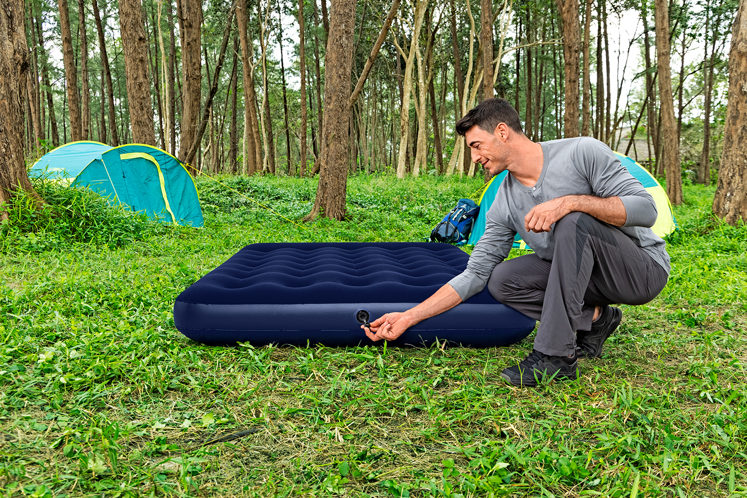 Doppelluftbett mit integrierter Fußpumpe 191 x 137 x 28 cm Doppelluftbett mit integrierter Fußpumpe 191 x 137 x 28 cm