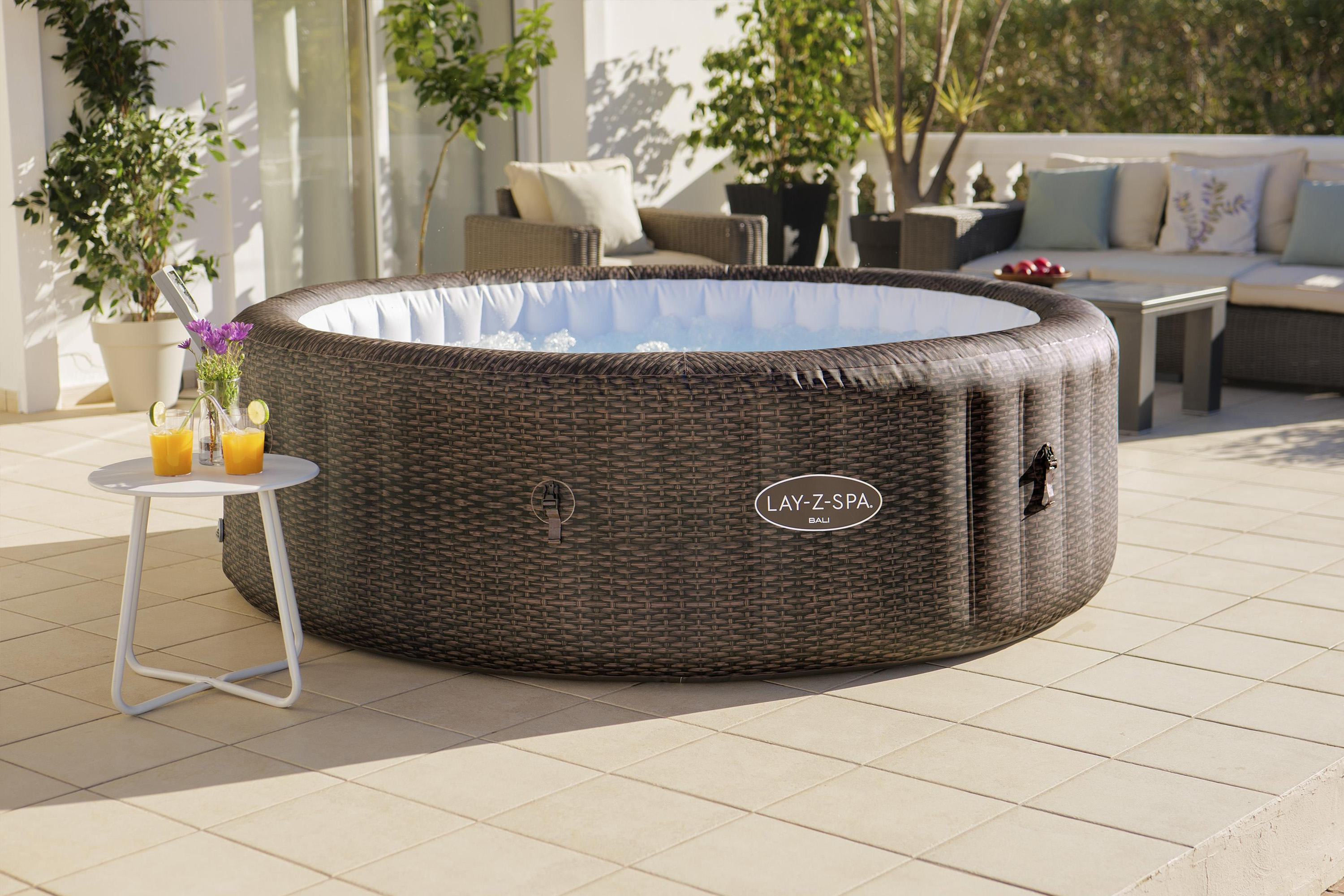 LAY-Z-SPA® Energiespar Whirlpool Bali AirJet™ mit App-Steuerung, für 7 Personen, Ø 216 x 71 cm, Rattan-Optik (Schokobraun)