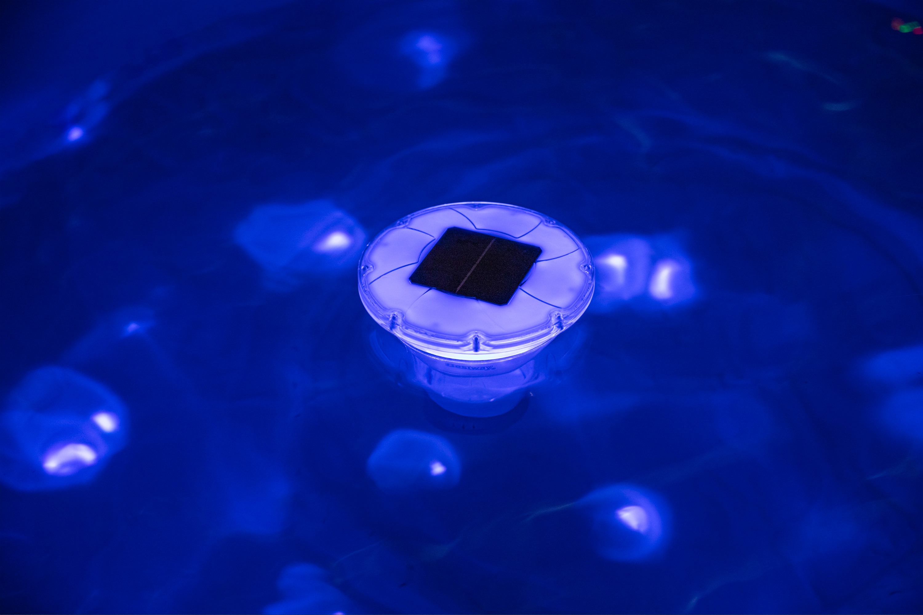 Dosierschwimmer SolarGlow™ mit solarbetriebenem LED Licht Ø 18 x 21,5 cm